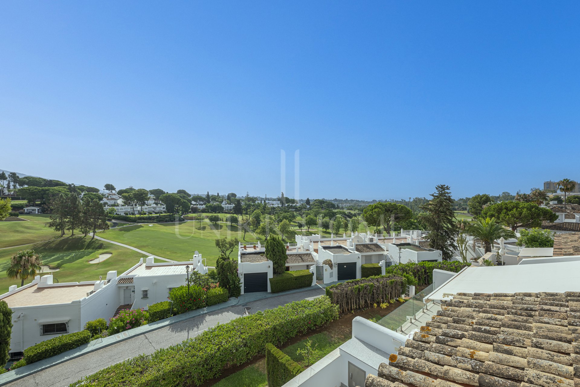 Casa adosada reformada, primera línea Aloha Golf, vistas al mar, Azahara II