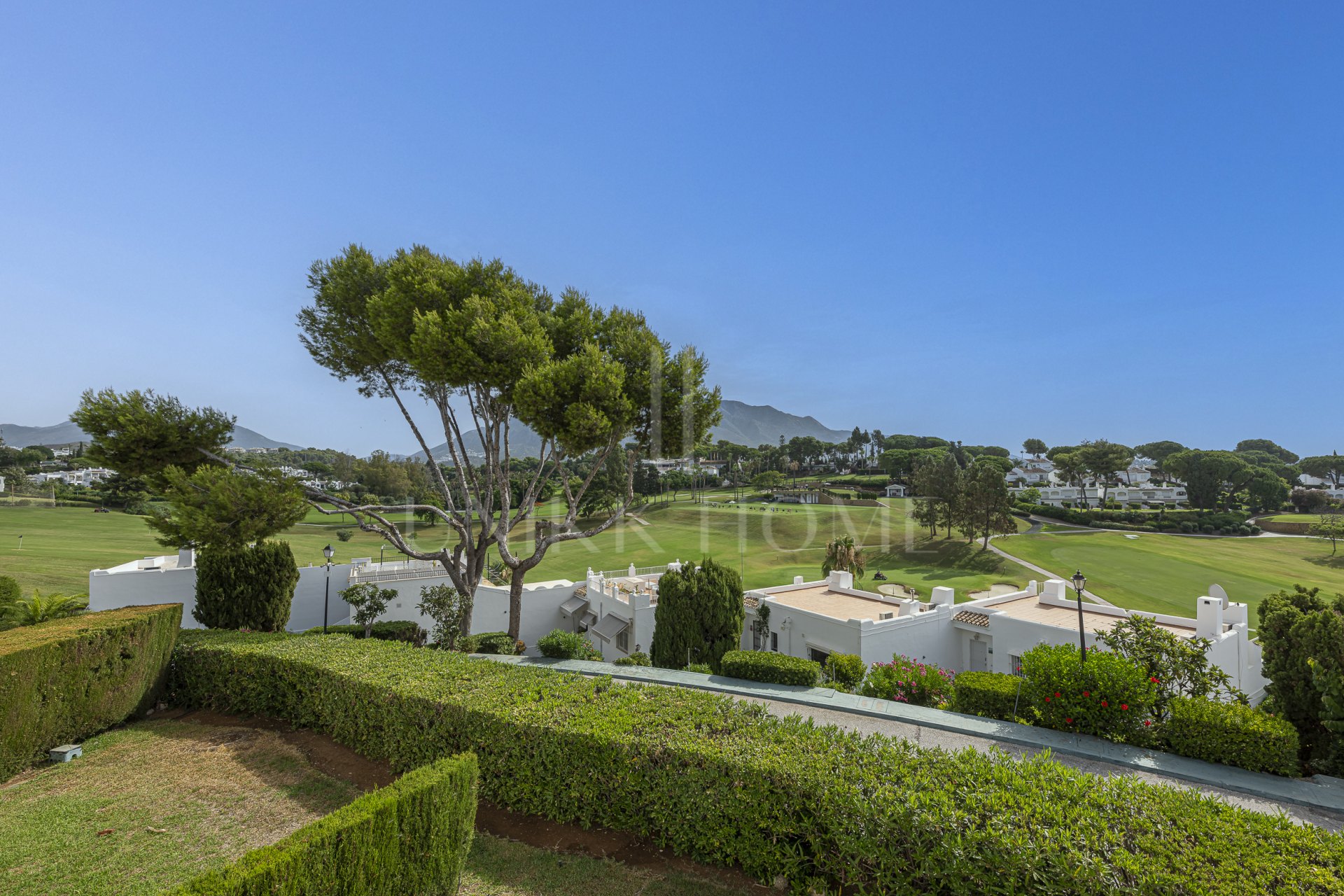 Casa adosada reformada, primera línea Aloha Golf, vistas al mar, Azahara II