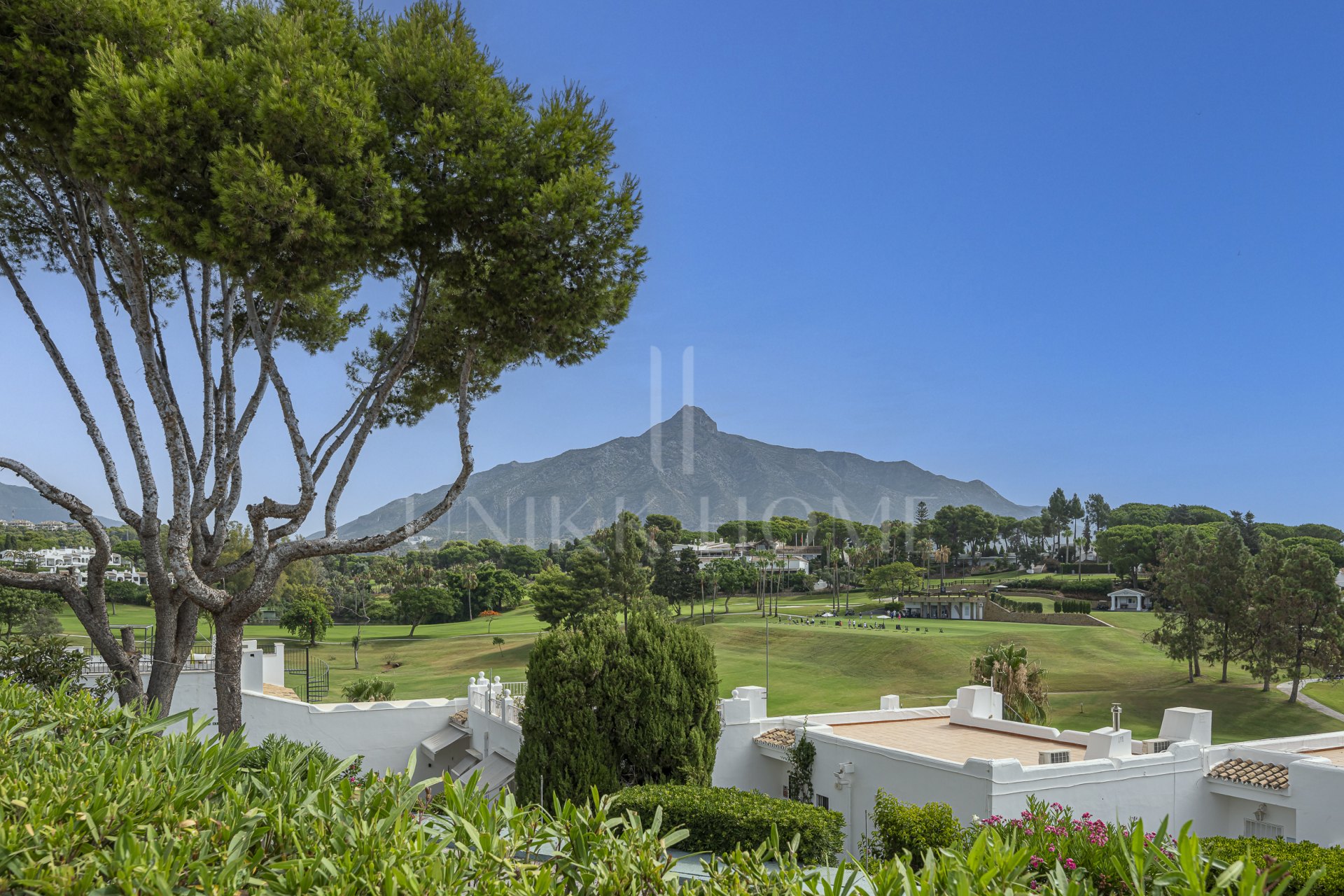 Casa adosada reformada, primera línea Aloha Golf, vistas al mar, Azahara II
