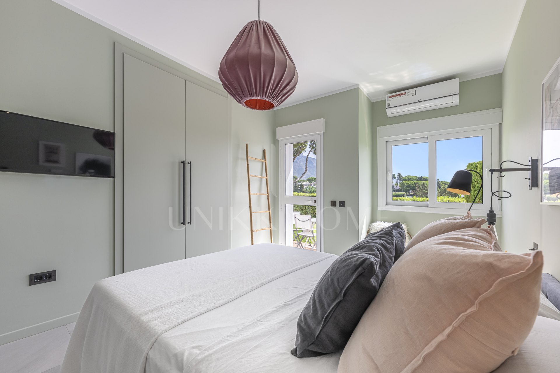 Casa adosada reformada, primera línea Aloha Golf, vistas al mar, Azahara II