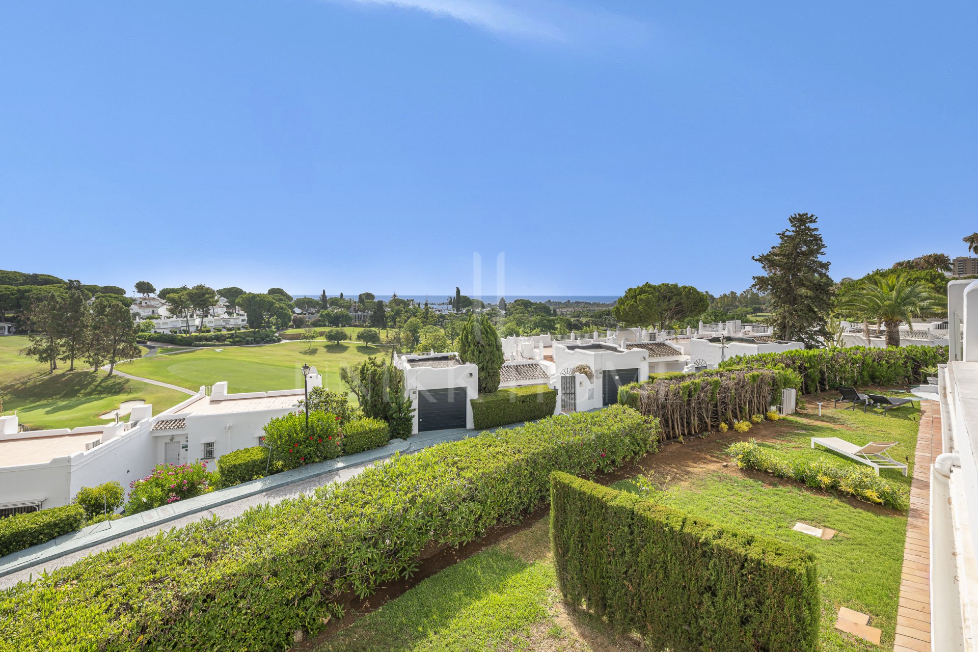 Casa adosada reformada, primera línea Aloha Golf, vistas al mar, Azahara II