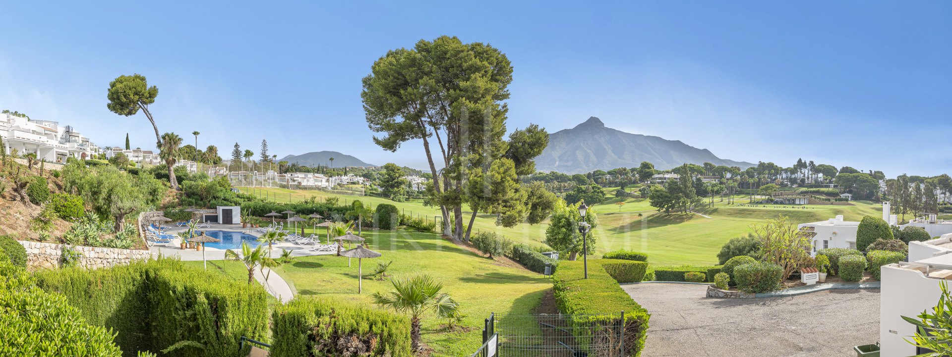 Casa adosada reformada, primera línea Aloha Golf, vistas al mar, Azahara II