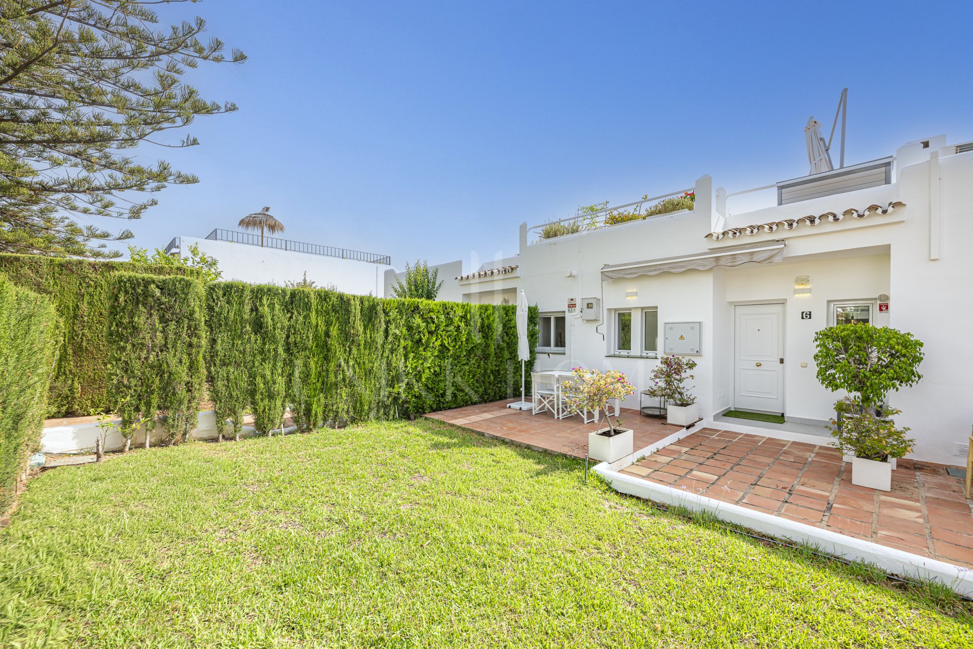 Casa adosada reformada, primera línea Aloha Golf, vistas al mar, Azahara II