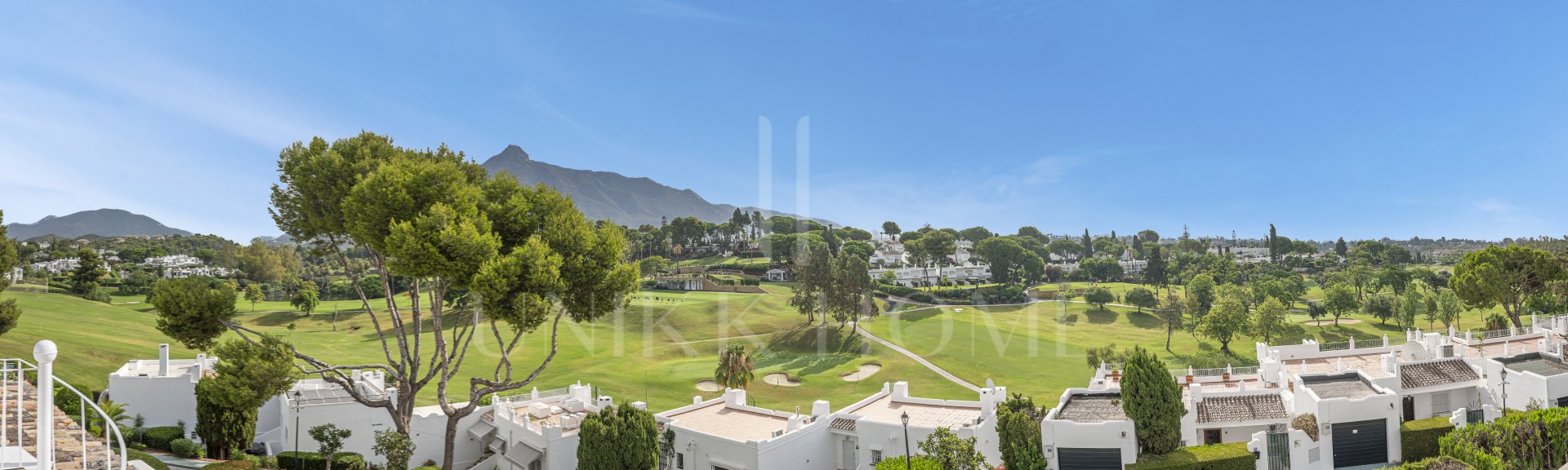 Casa adosada reformada, primera línea Aloha Golf, vistas al mar, Azahara II