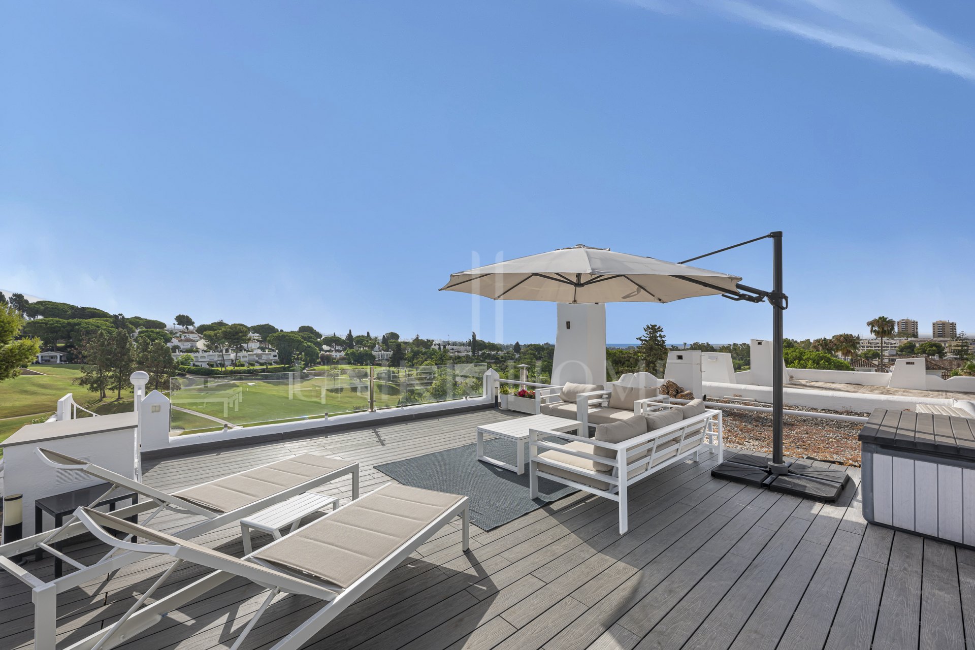 Casa adosada reformada, primera línea Aloha Golf, vistas al mar, Azahara II