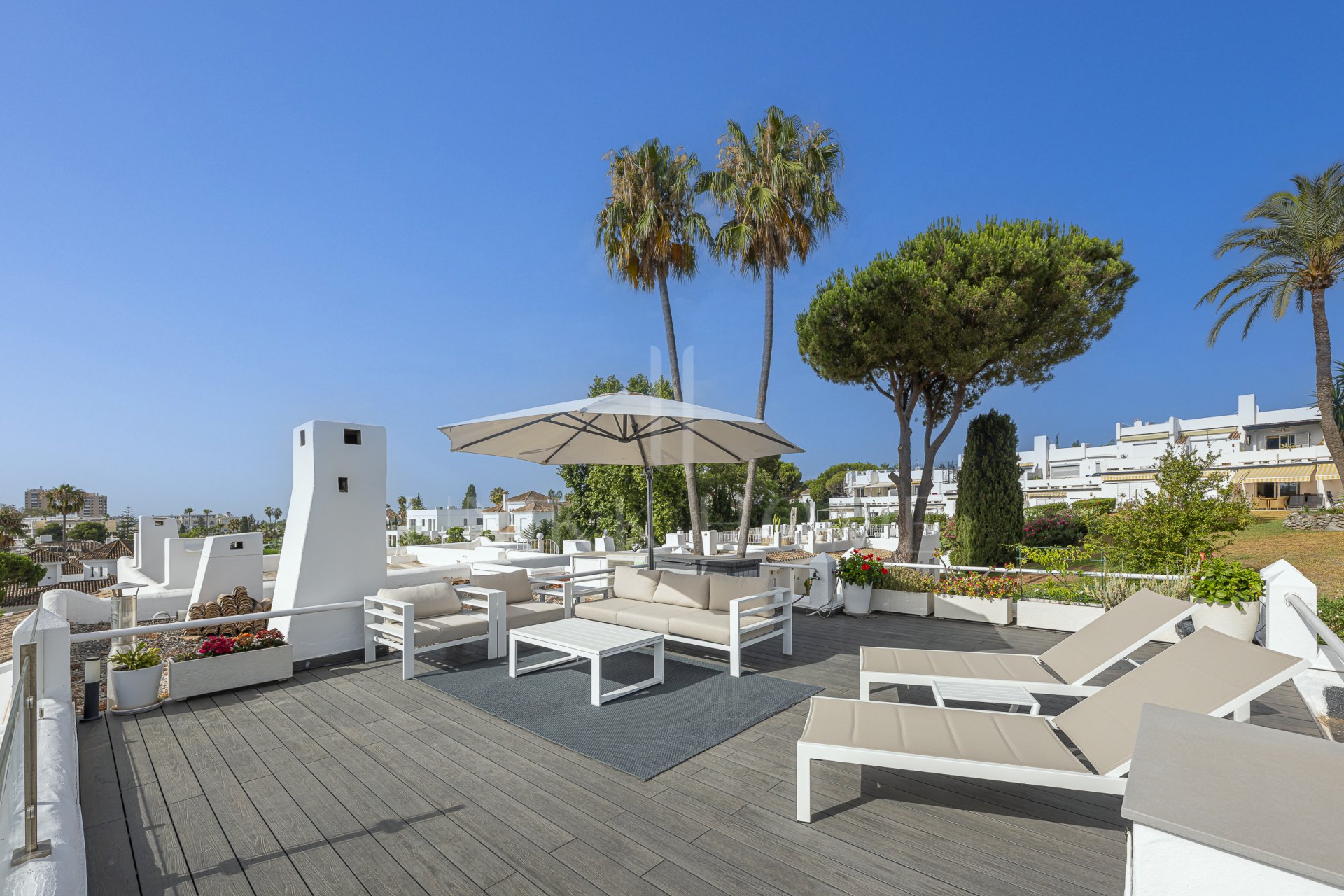 Casa adosada reformada, primera línea Aloha Golf, vistas al mar, Azahara II
