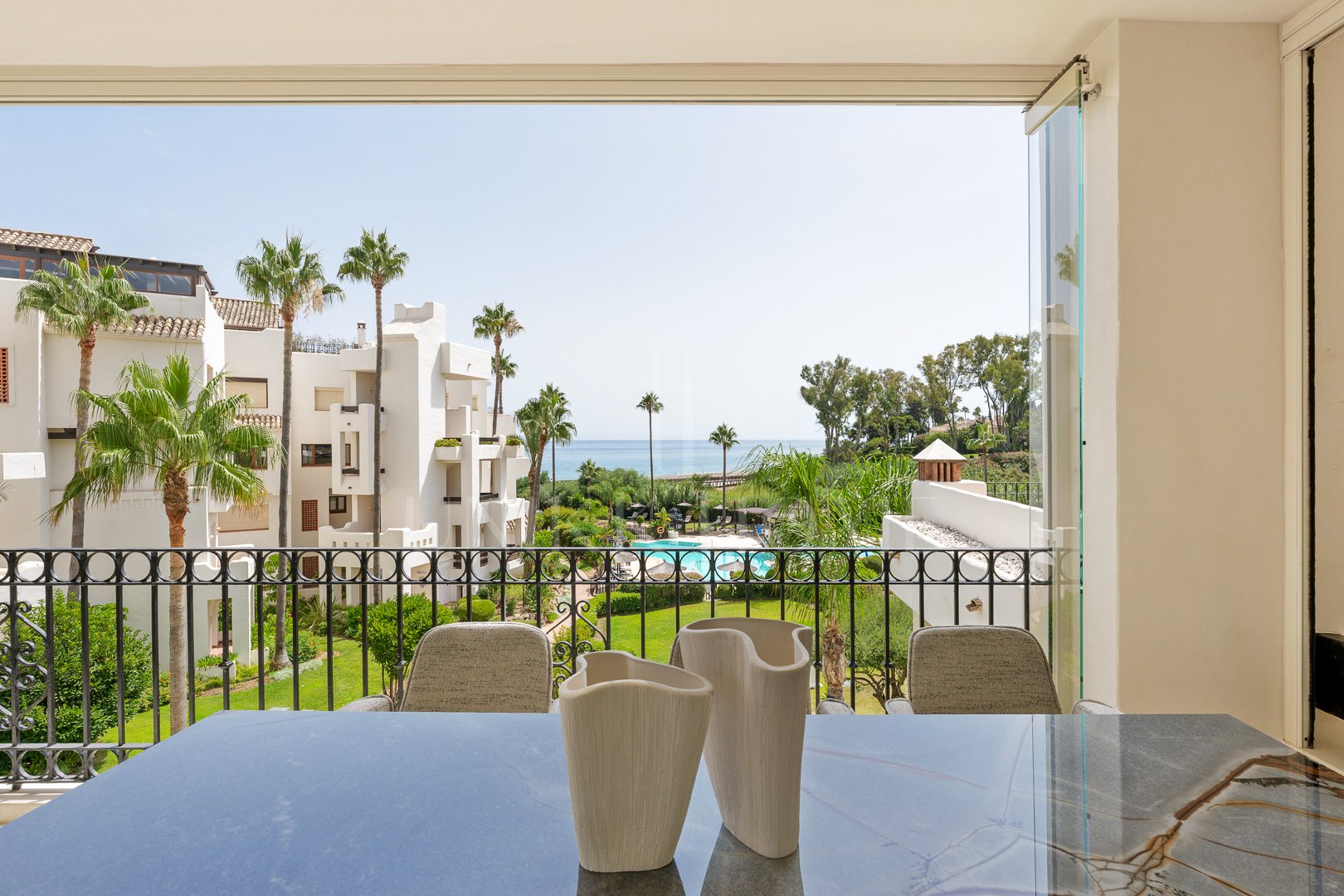 Exclusivo apartamento de lujo en primera línea de playa en Bahía del Velerín, Estepona