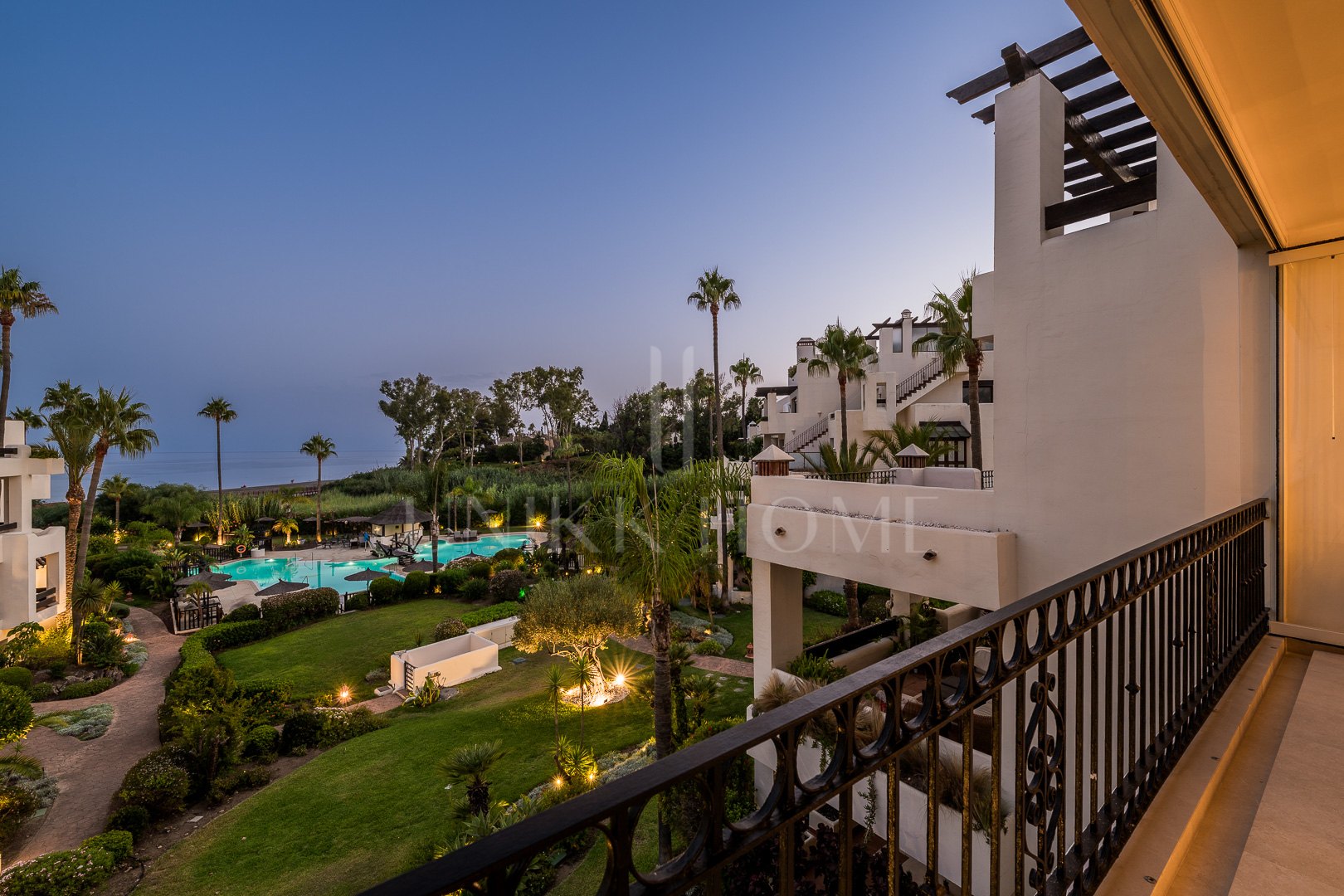 Exclusivo apartamento de lujo en primera línea de playa en Bahía del Velerín, Estepona