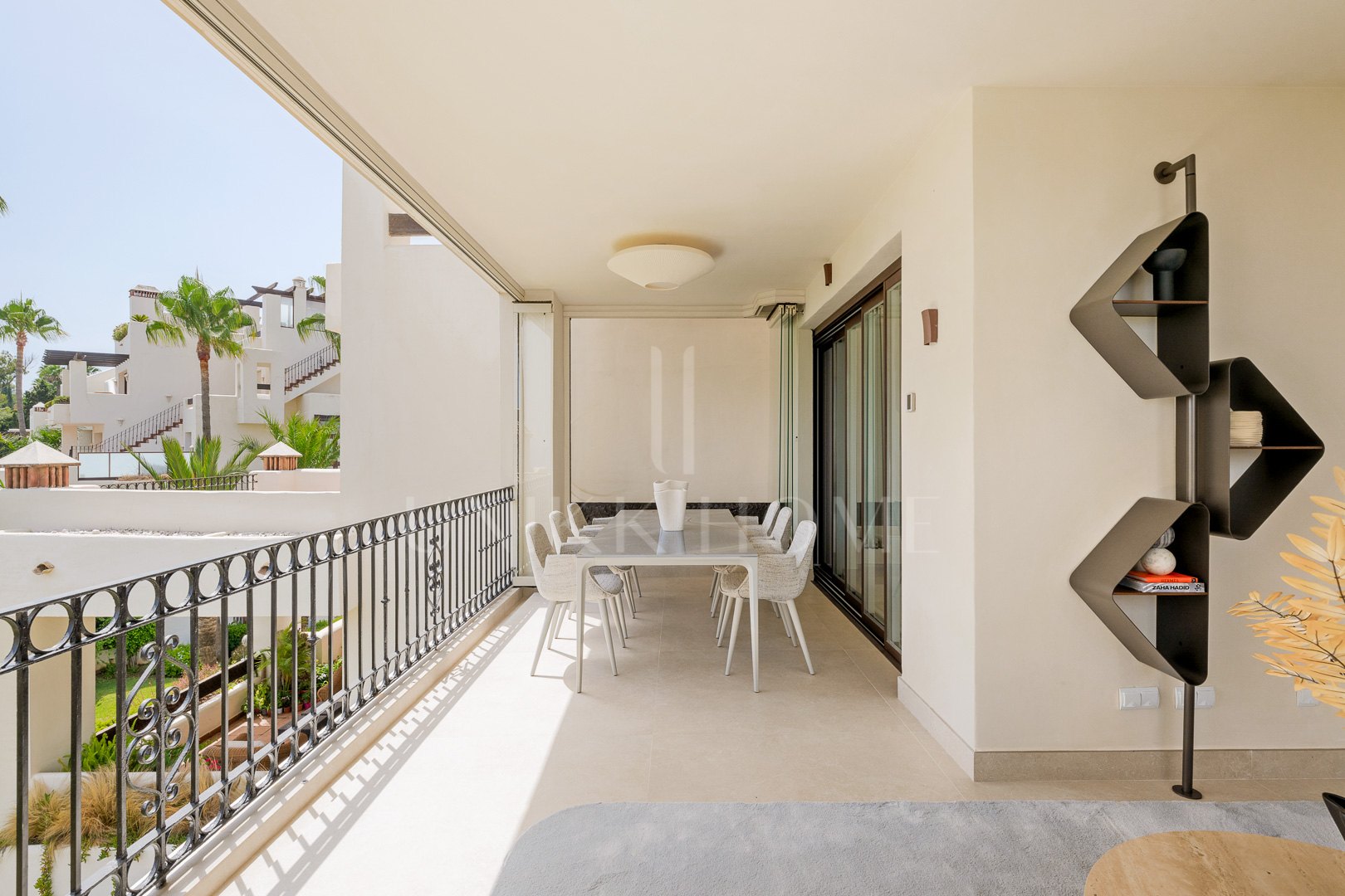 Exclusivo apartamento de lujo en primera línea de playa en Bahía del Velerín, Estepona