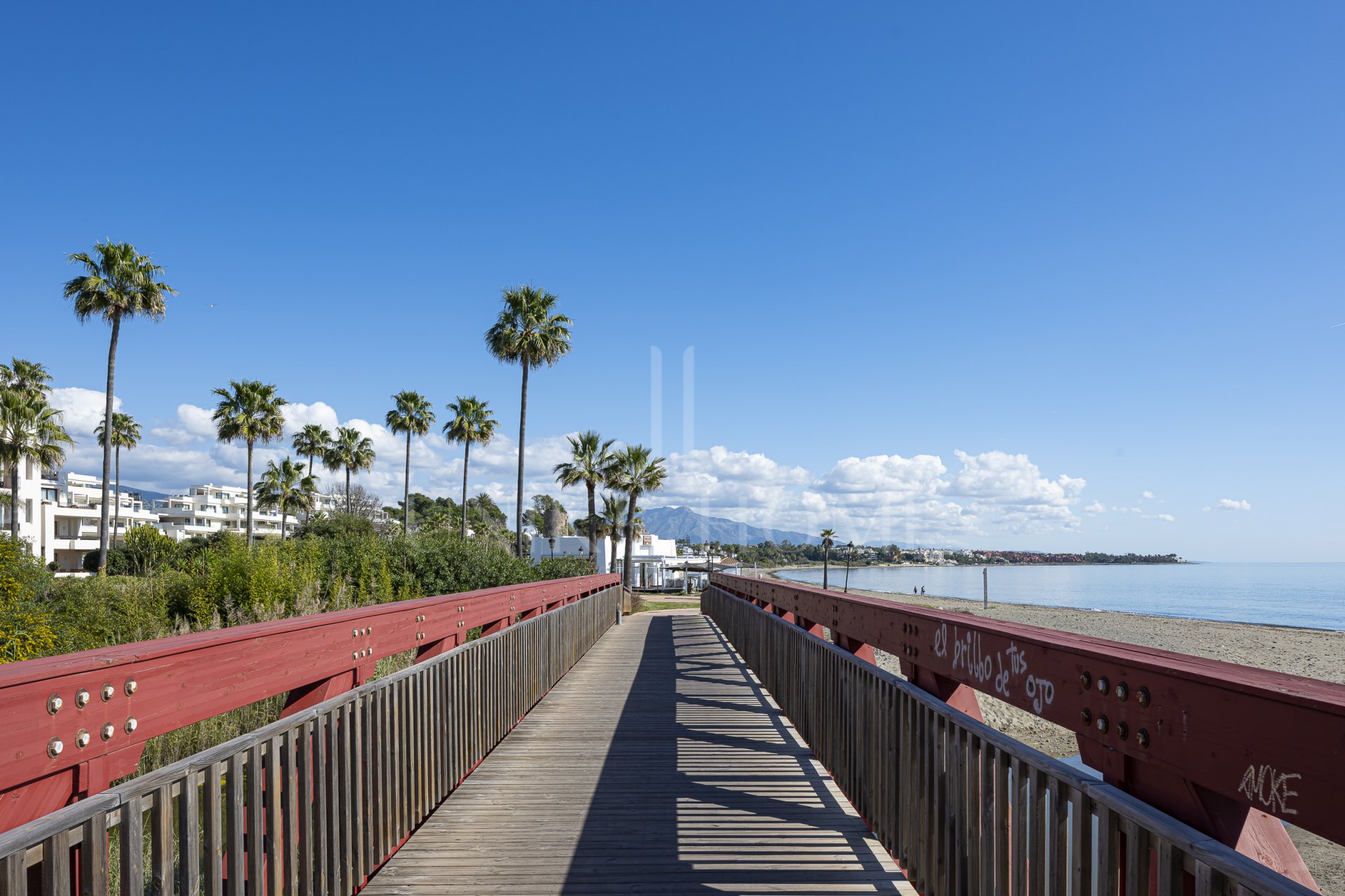 Exclusivo apartamento de lujo en primera línea de playa en Bahía del Velerín, Estepona