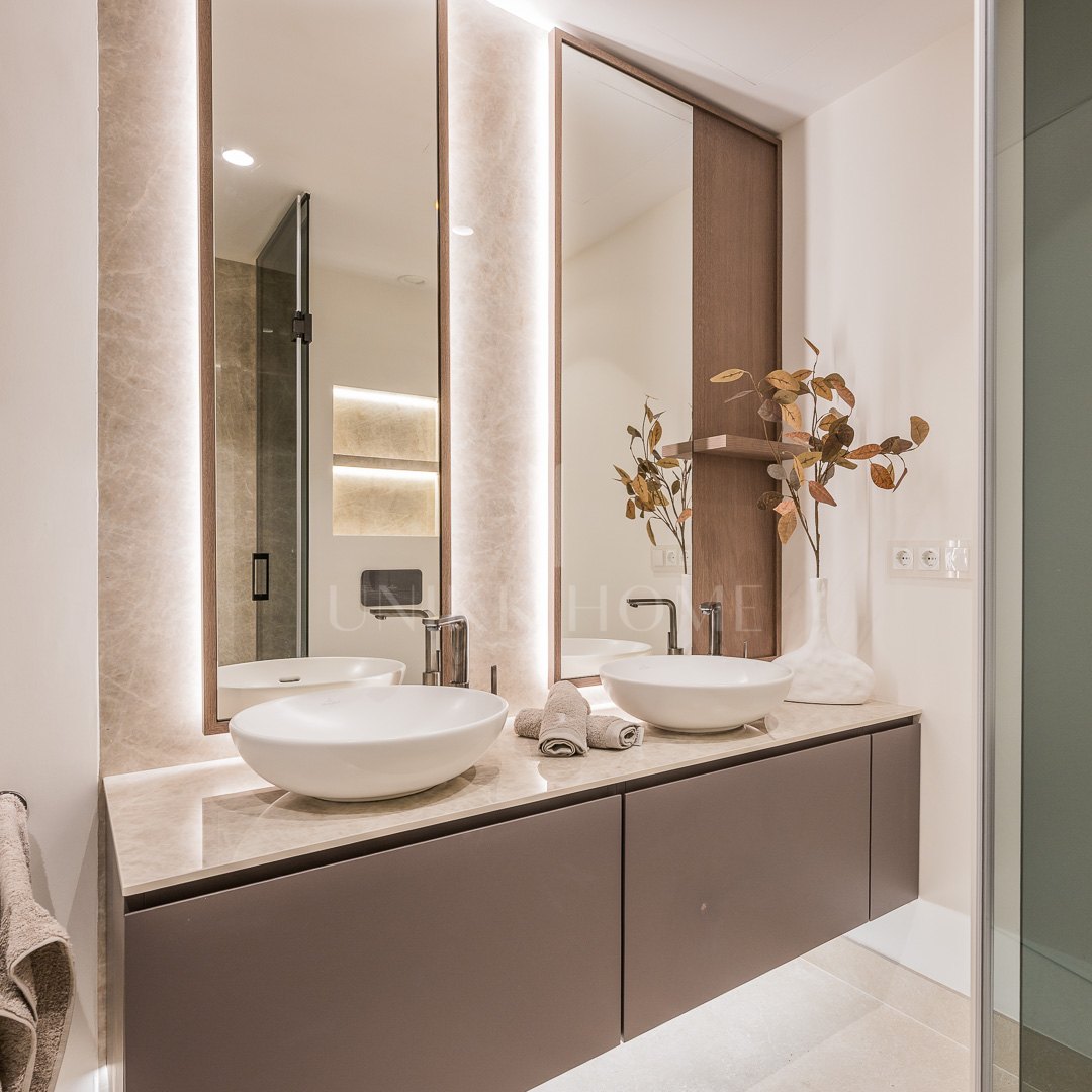 Exclusivo apartamento de lujo en primera línea de playa en Bahía del Velerín, Estepona