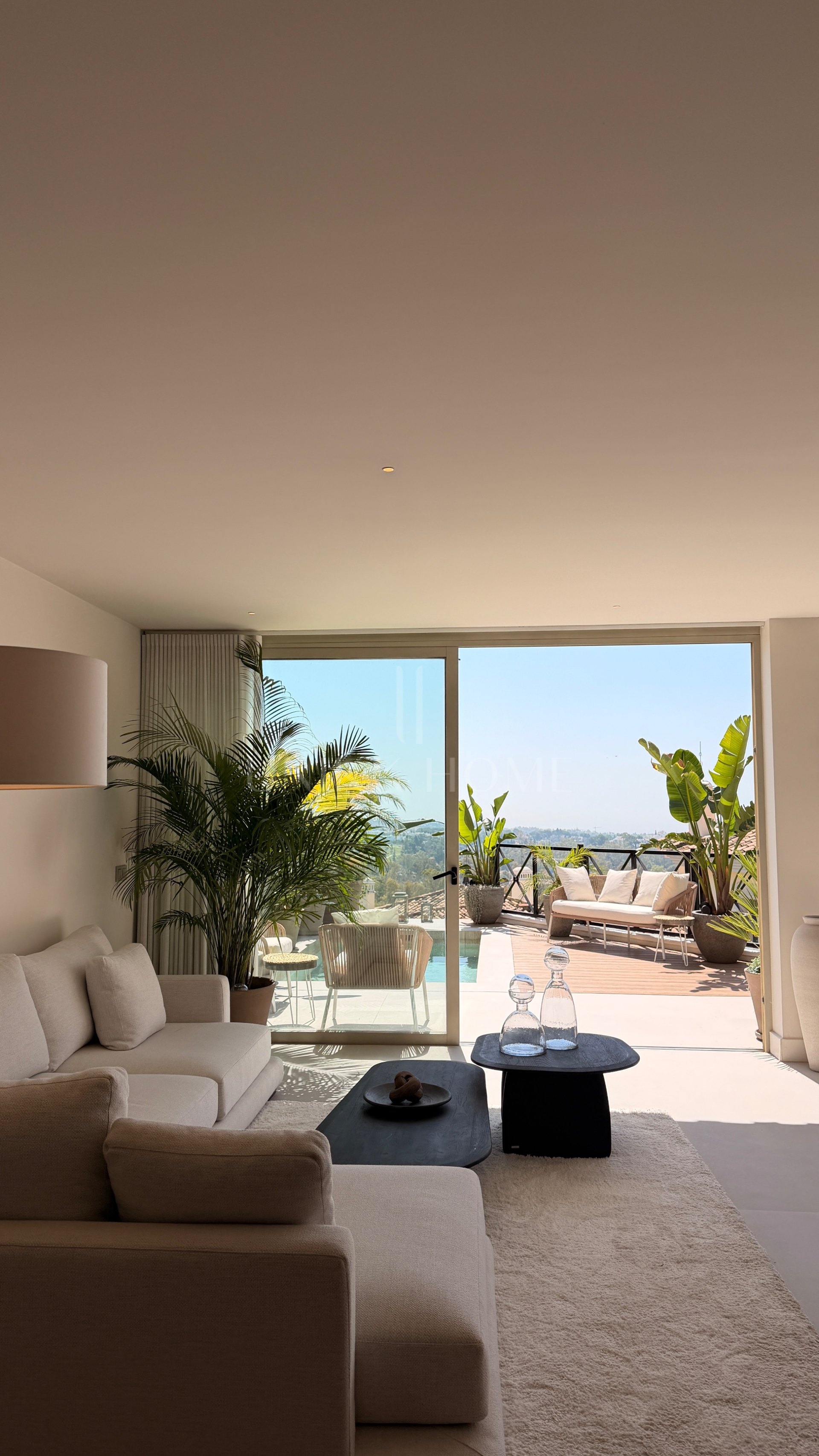 Renovated 3 Bedroom Apartment with private pool, sea & mountain views in Nueva Andalucía