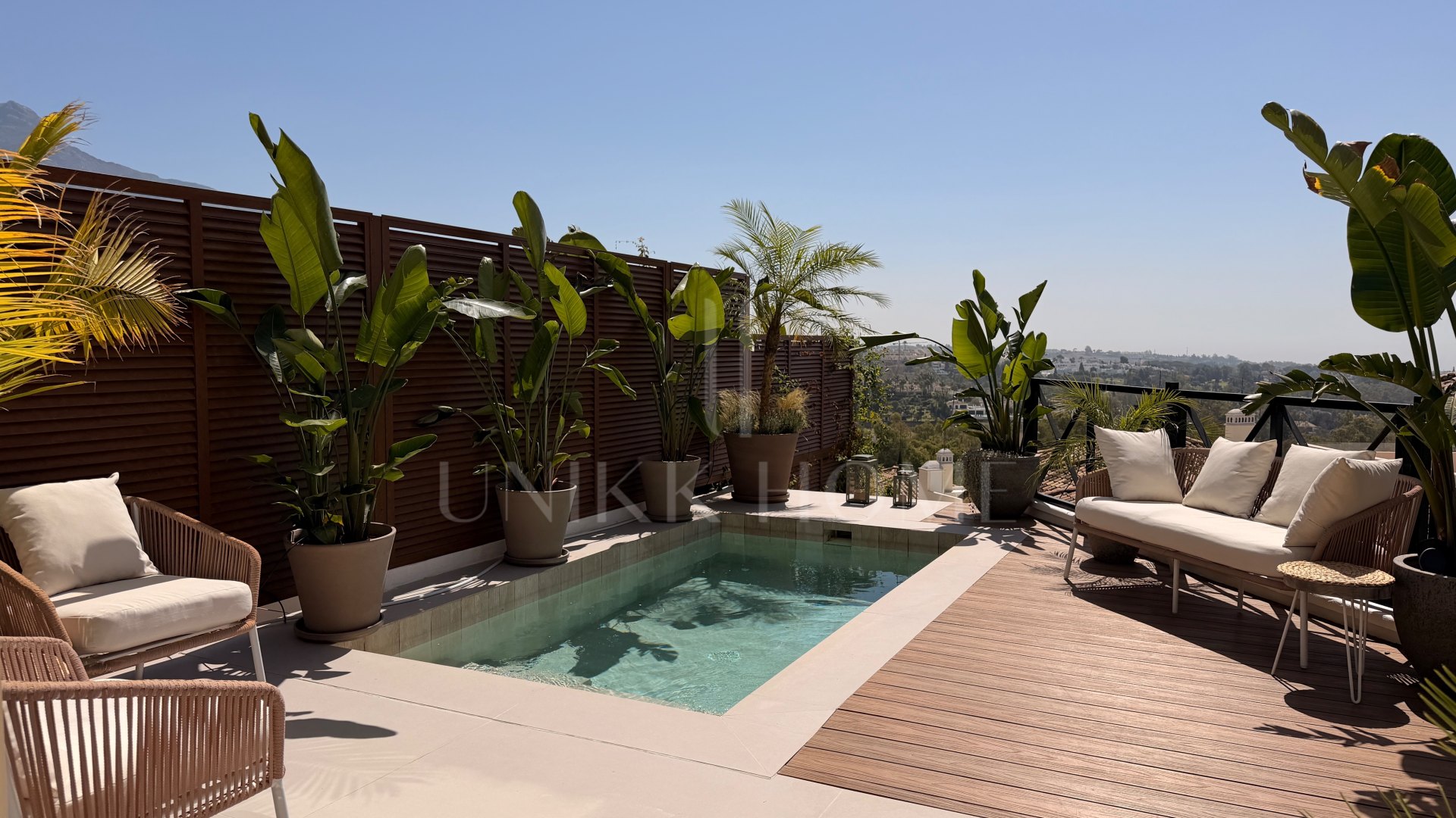 Renovated 3 Bedroom Apartment with private pool, sea & mountain views in Nueva Andalucía
