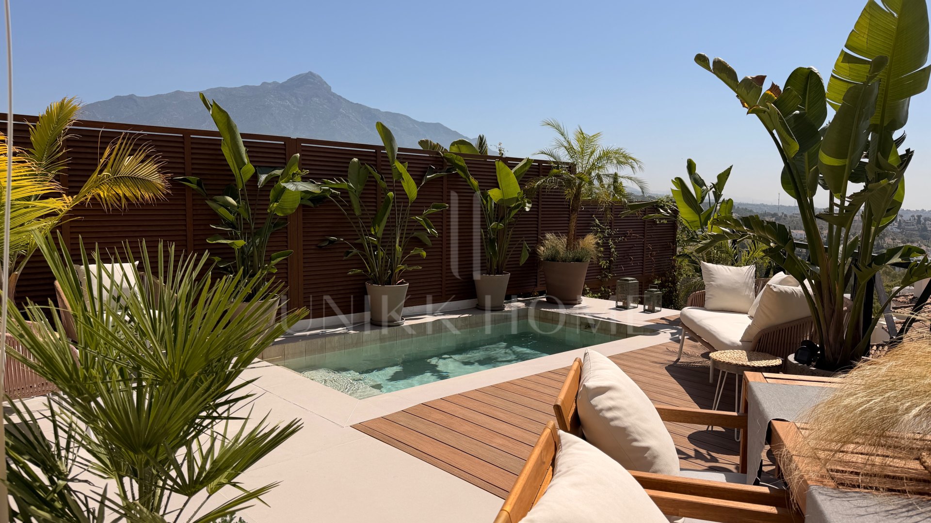 Renovated 3 Bedroom Apartment with private pool, sea & mountain views in Nueva Andalucía