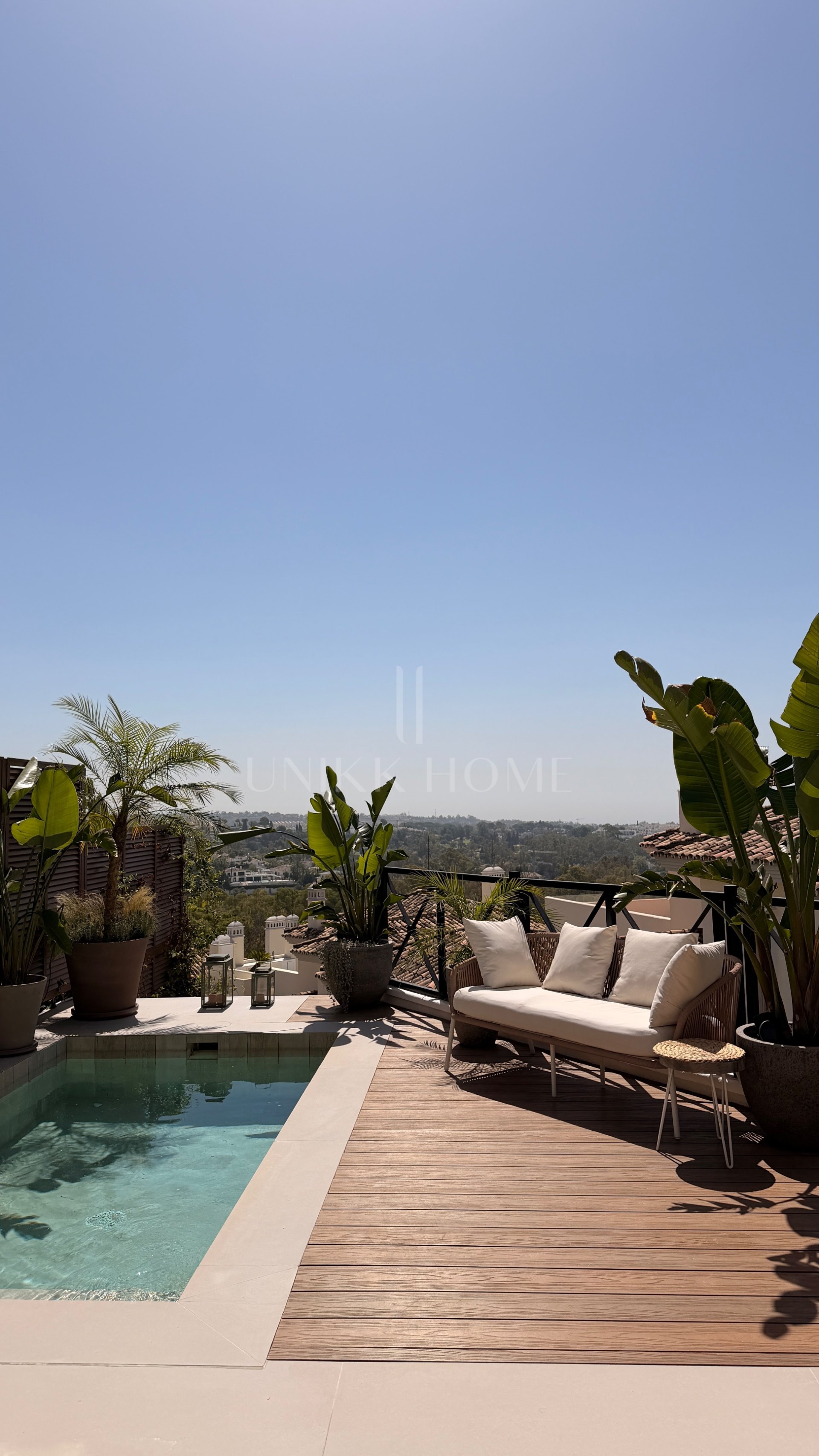 Renovated 3 Bedroom Apartment with private pool, sea & mountain views in Nueva Andalucía