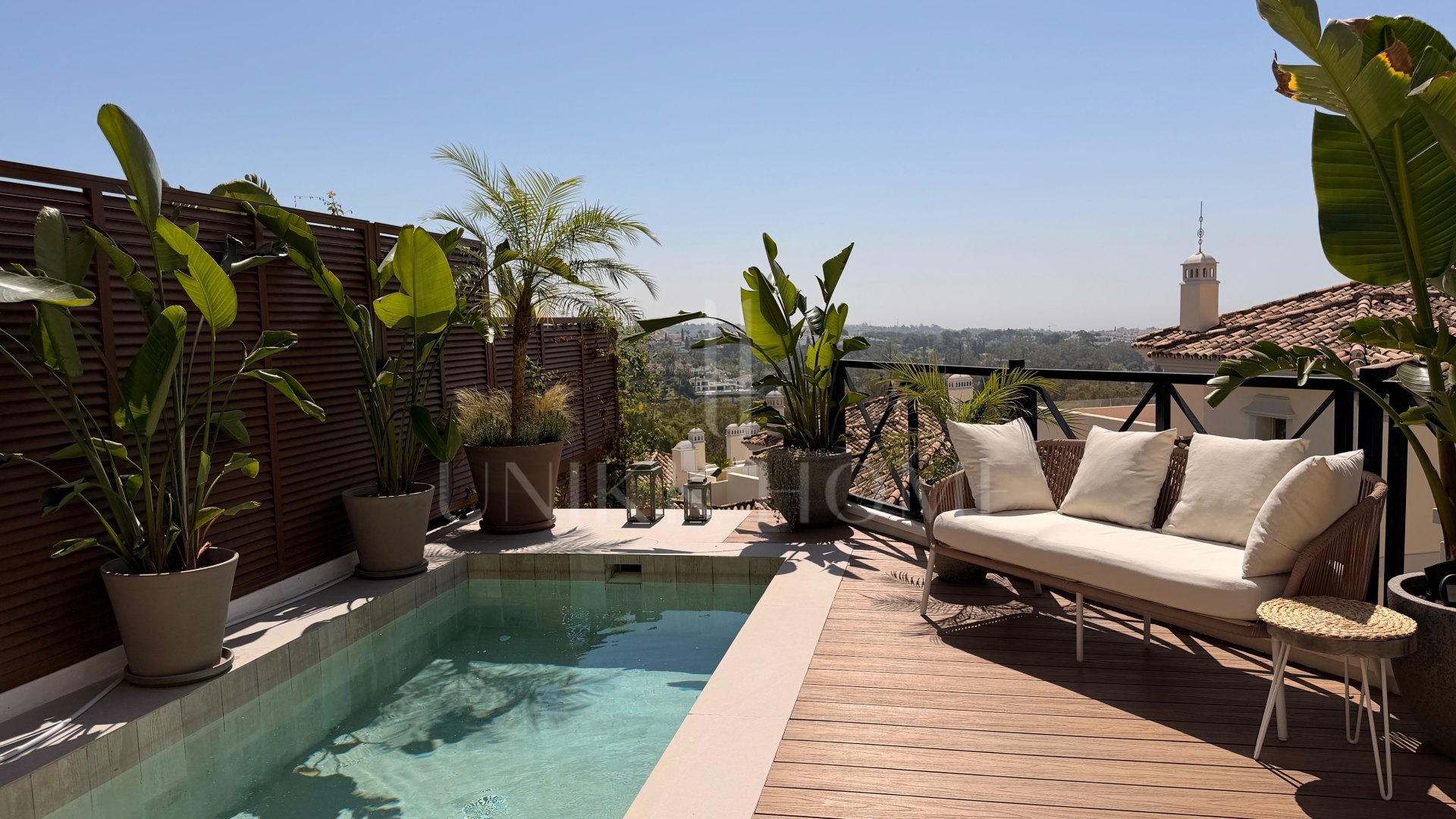 Renovated 3 Bedroom Apartment with private pool, sea & mountain views in Nueva Andalucía