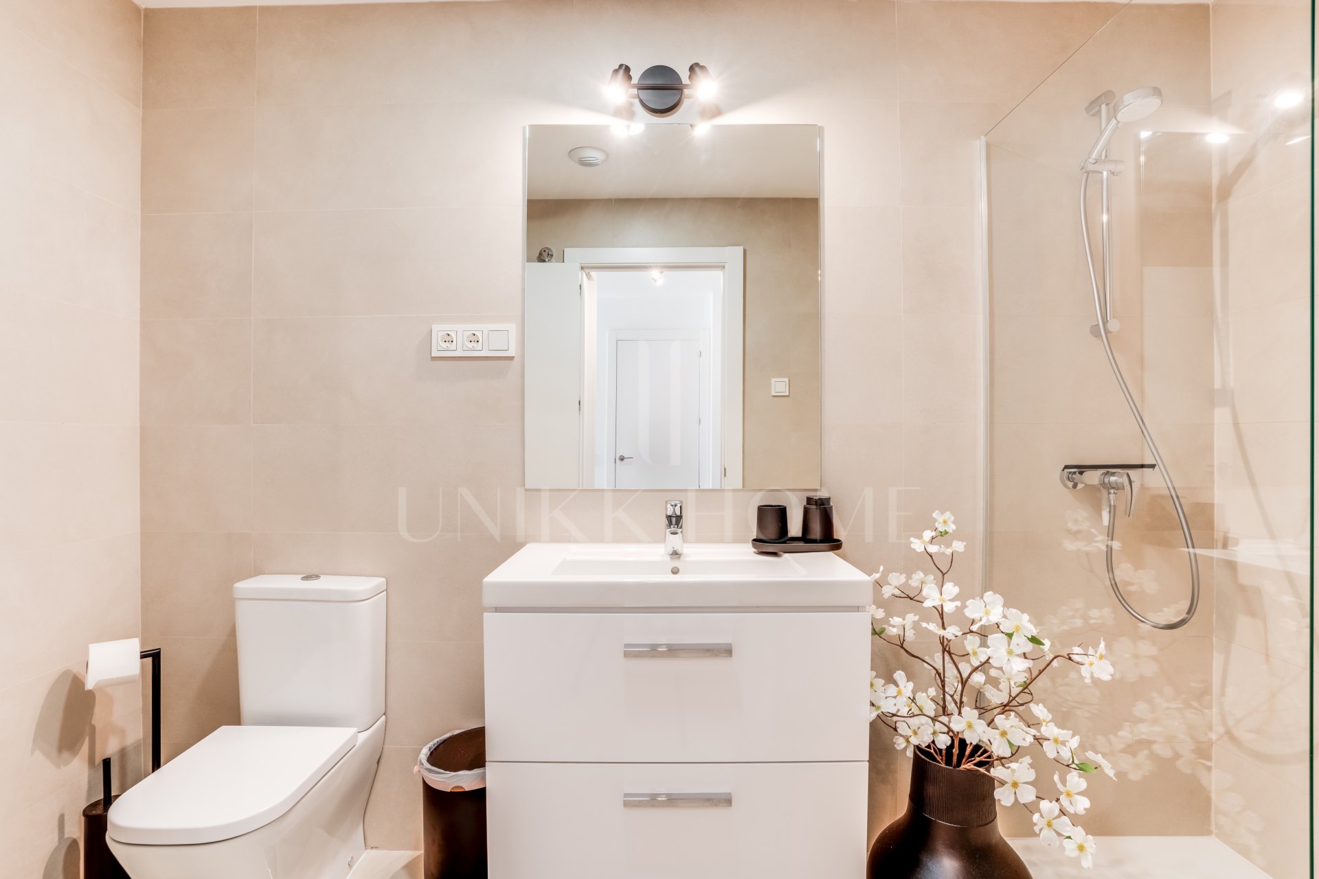 Moderno Apartamento en Malaga Urban Sky Tower – Planta 25 con Vistas Espectaculares