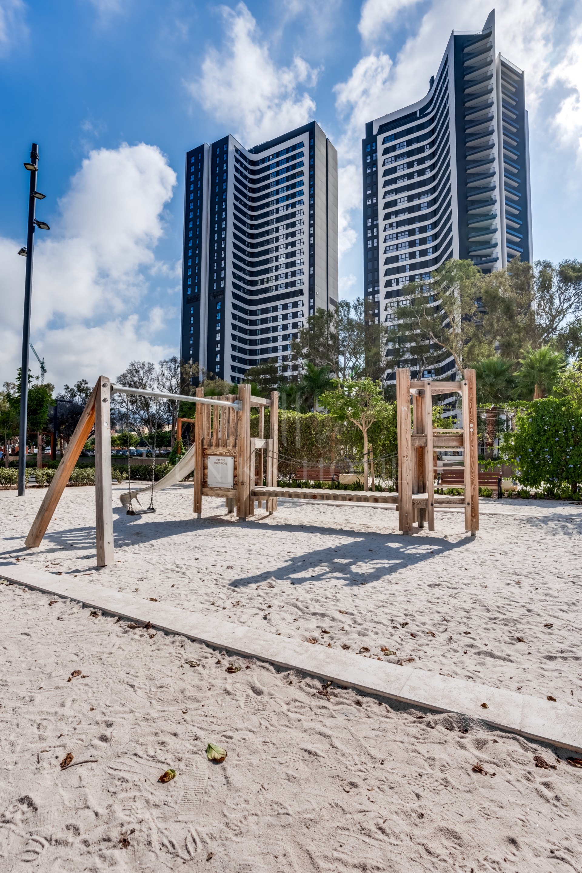 Moderno Apartamento en Malaga Urban Sky Tower – Planta 25 con Vistas Espectaculares