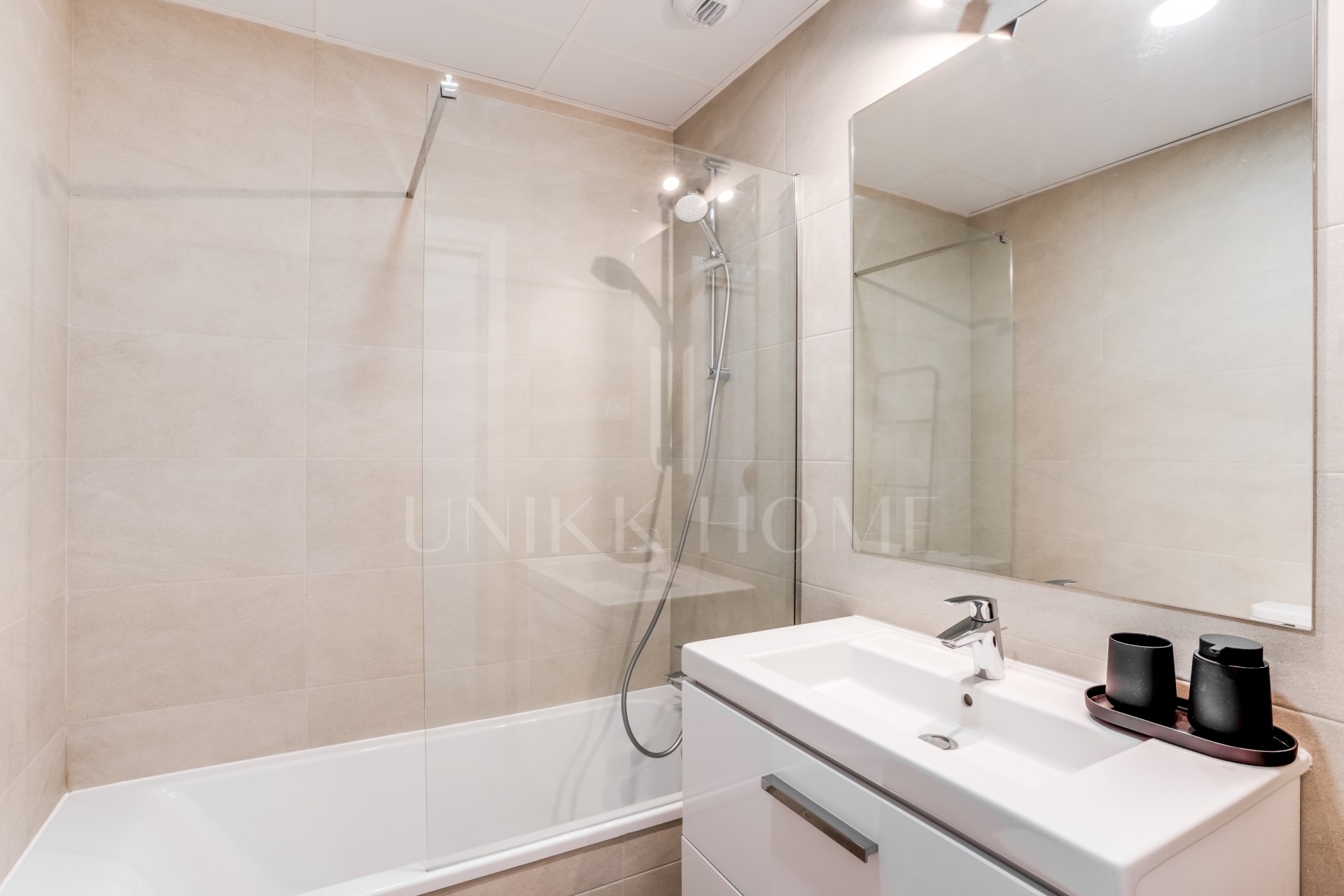 Moderno Apartamento en Malaga Urban Sky Tower – Planta 25 con Vistas Espectaculares