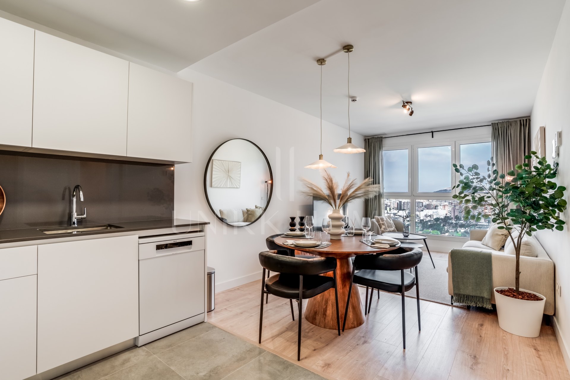 Moderno Apartamento en Malaga Urban Sky Tower – Planta 25 con Vistas Espectaculares