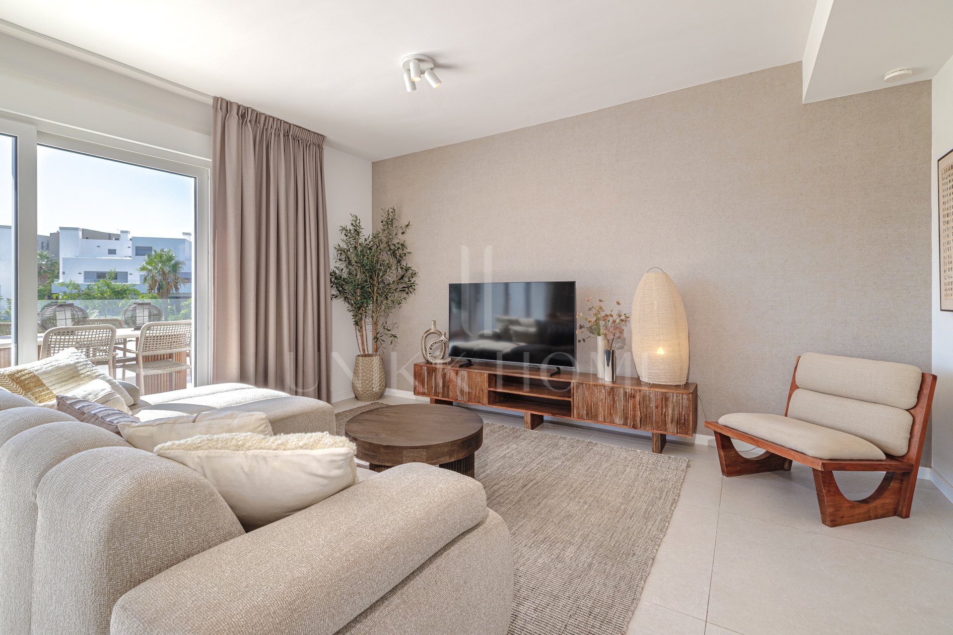 Contemporary Apartment in Acqua Gardens, Cancelada