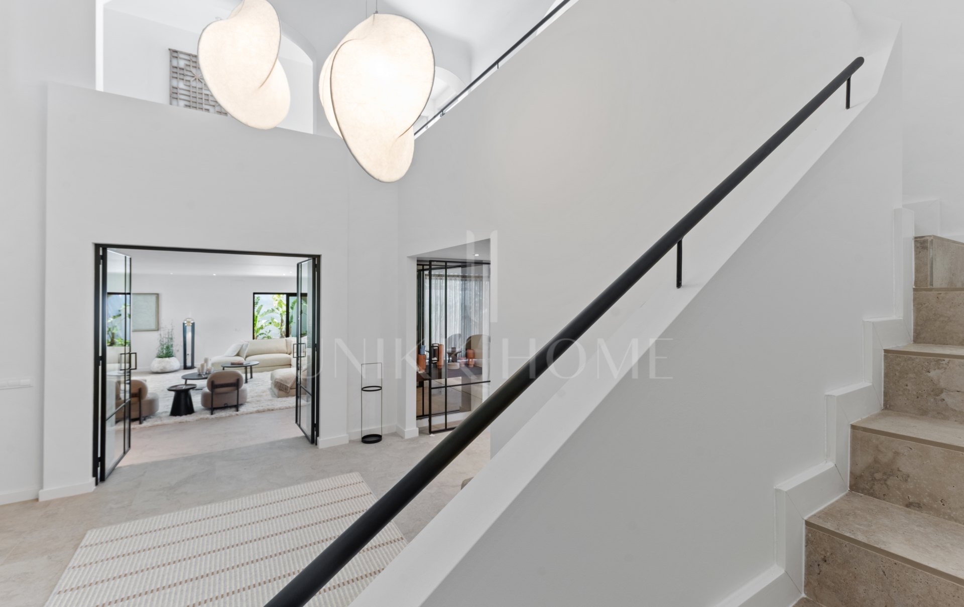 Elegancia Contemporánea a Pocos Pasos del Mar en Guadalmina Casasola, Marbella