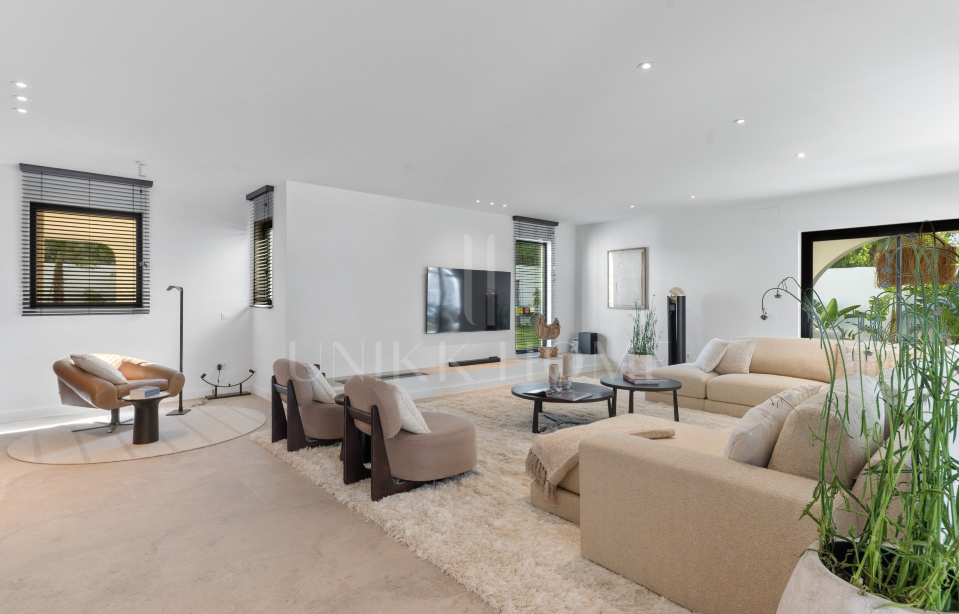 Elegancia Contemporánea a Pocos Pasos del Mar en Guadalmina Casasola, Marbella