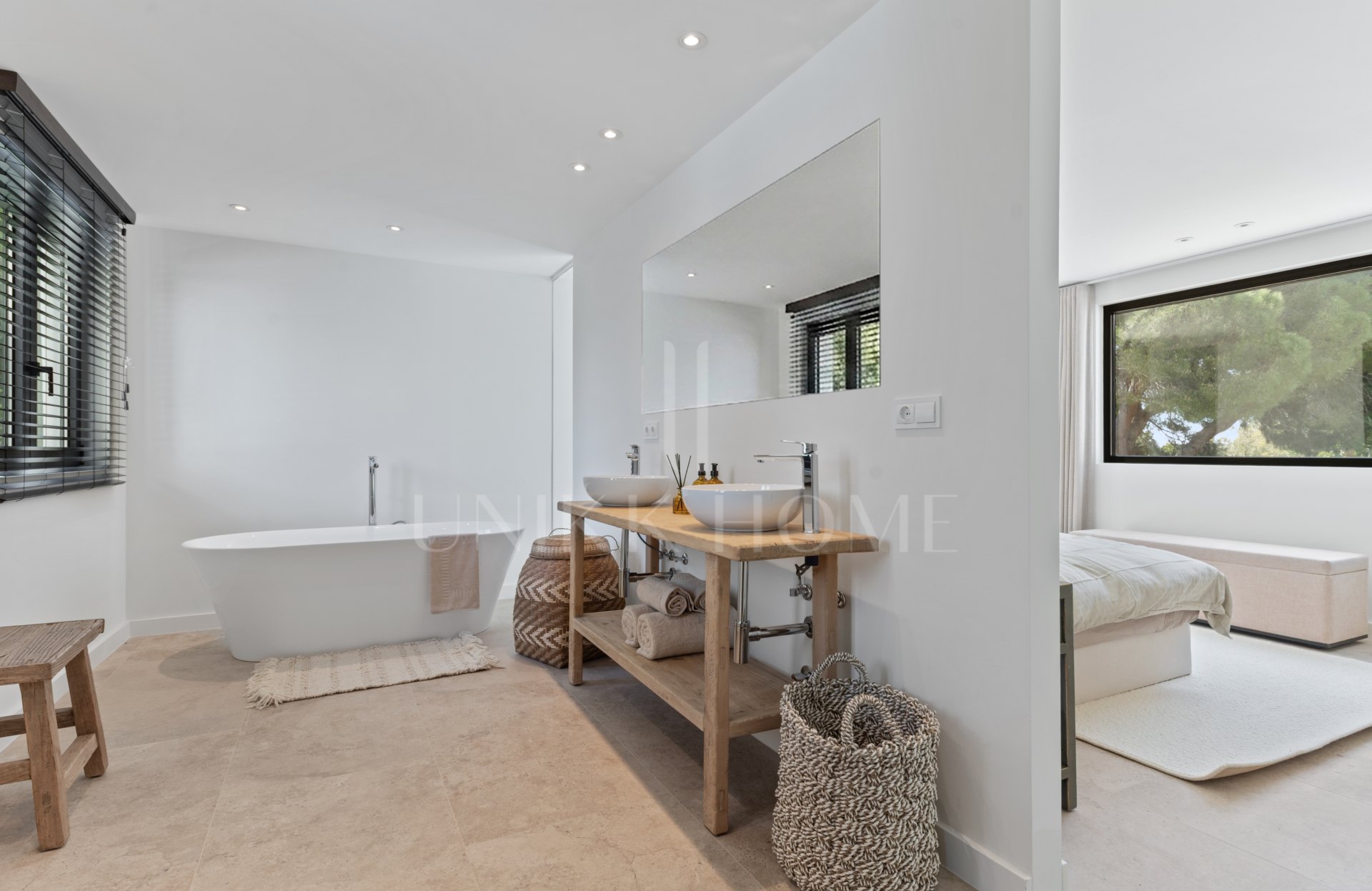 Elegancia Contemporánea a Pocos Pasos del Mar en Guadalmina Casasola, Marbella