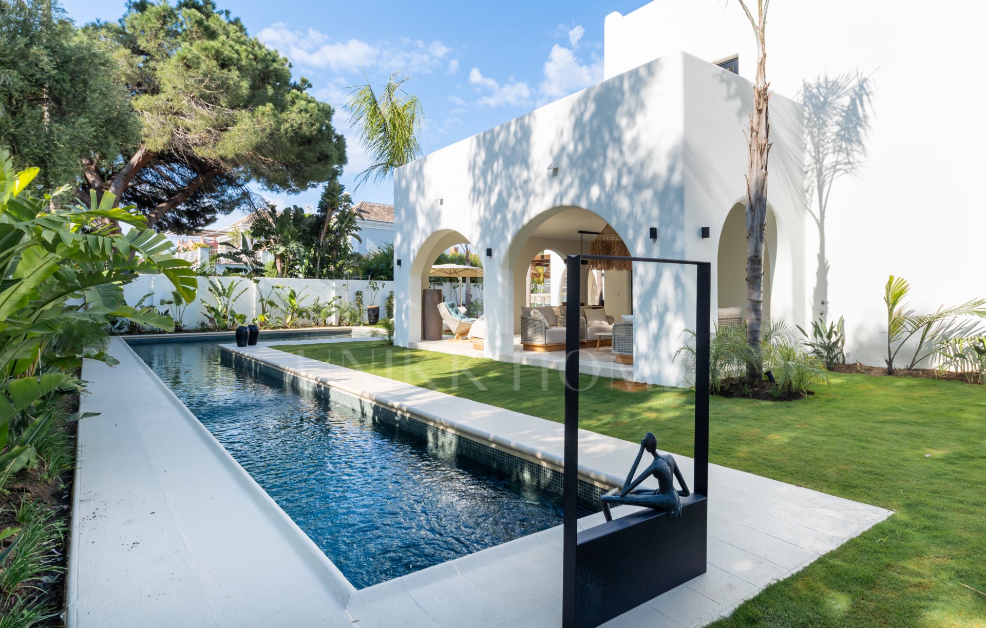 Elegancia Contemporánea a Pocos Pasos del Mar en Guadalmina Casasola, Marbella
