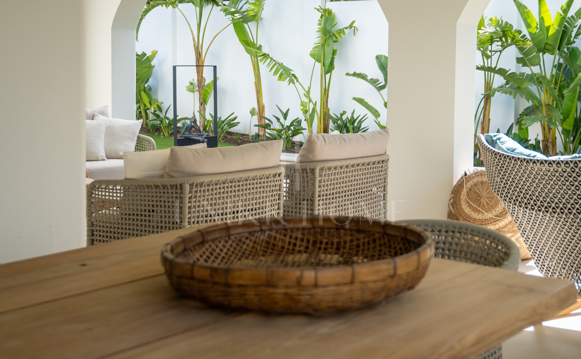 Elegancia Contemporánea a Pocos Pasos del Mar en Guadalmina Casasola, Marbella