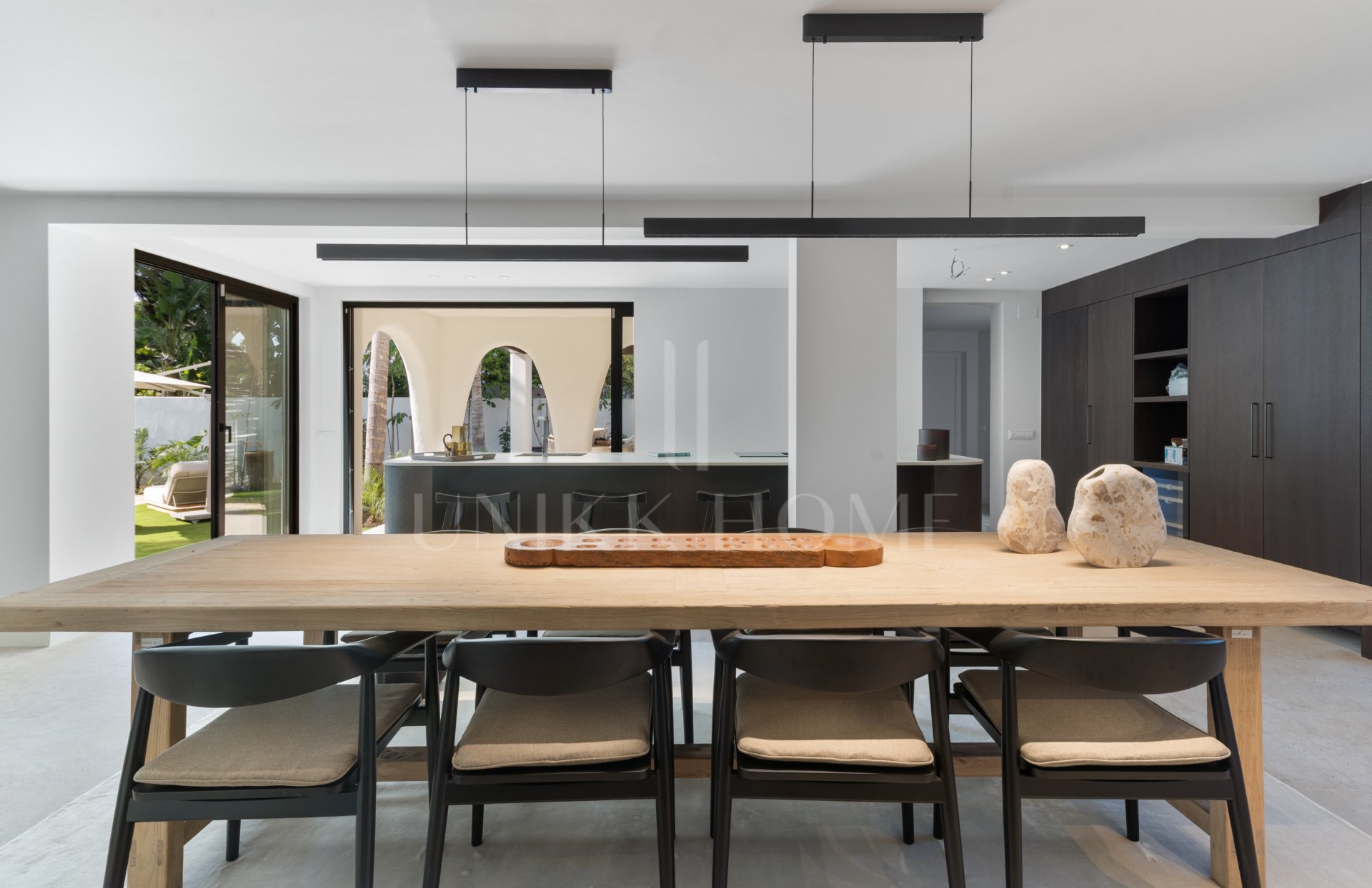Elegancia Contemporánea a Pocos Pasos del Mar en Guadalmina Casasola, Marbella