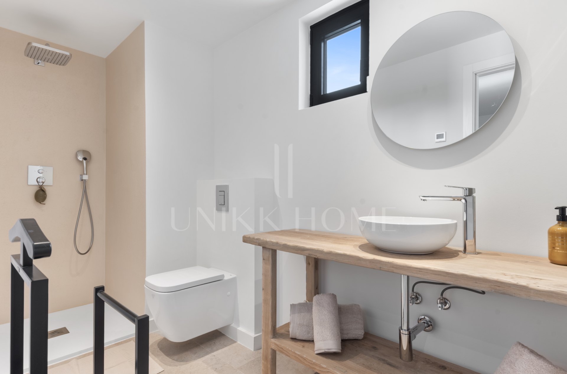 Elegancia Contemporánea a Pocos Pasos del Mar en Guadalmina Casasola, Marbella