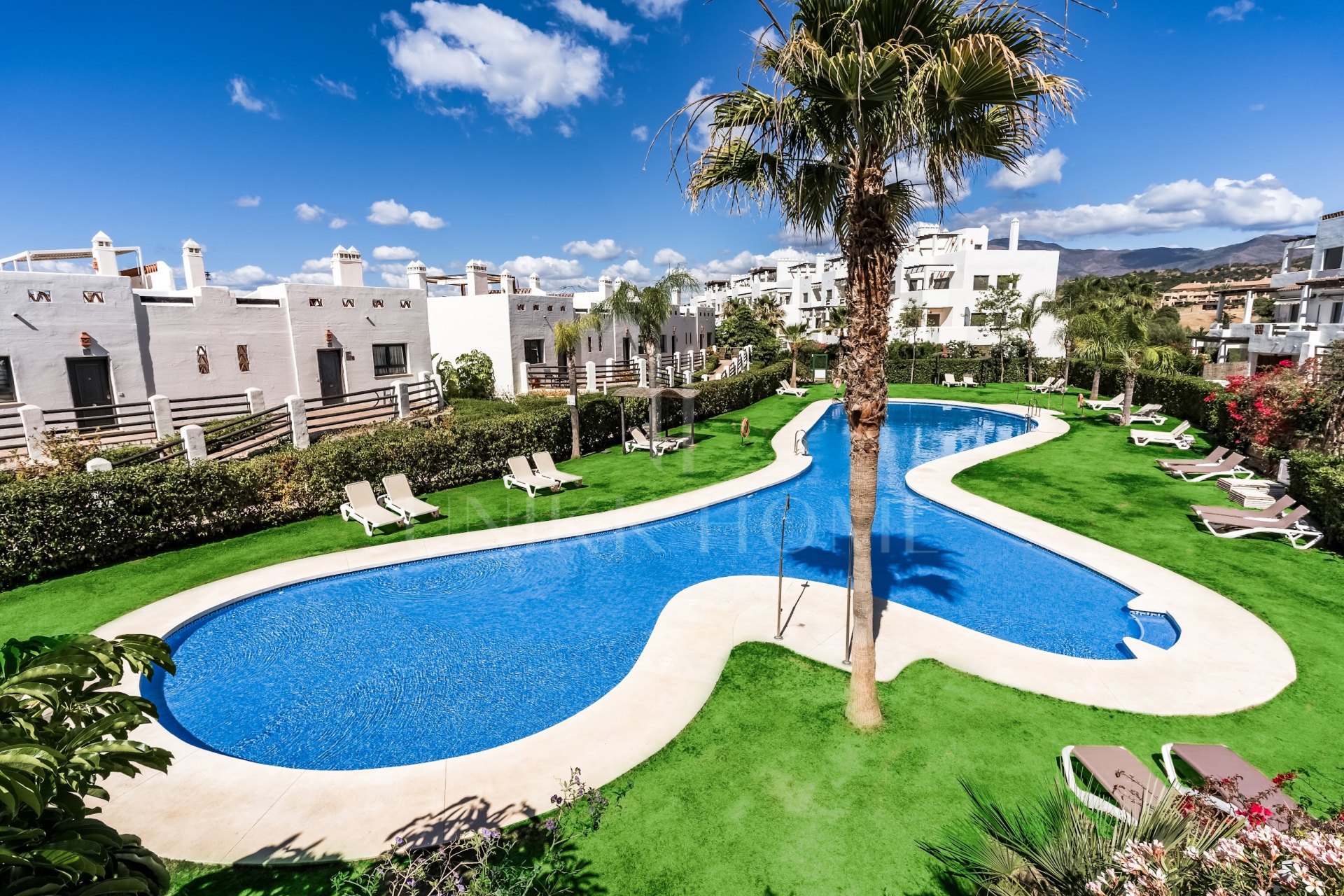 Ático Dúplex de Lujo con Vistas Panorámicas al Mar en Sunset Golf, Estepona