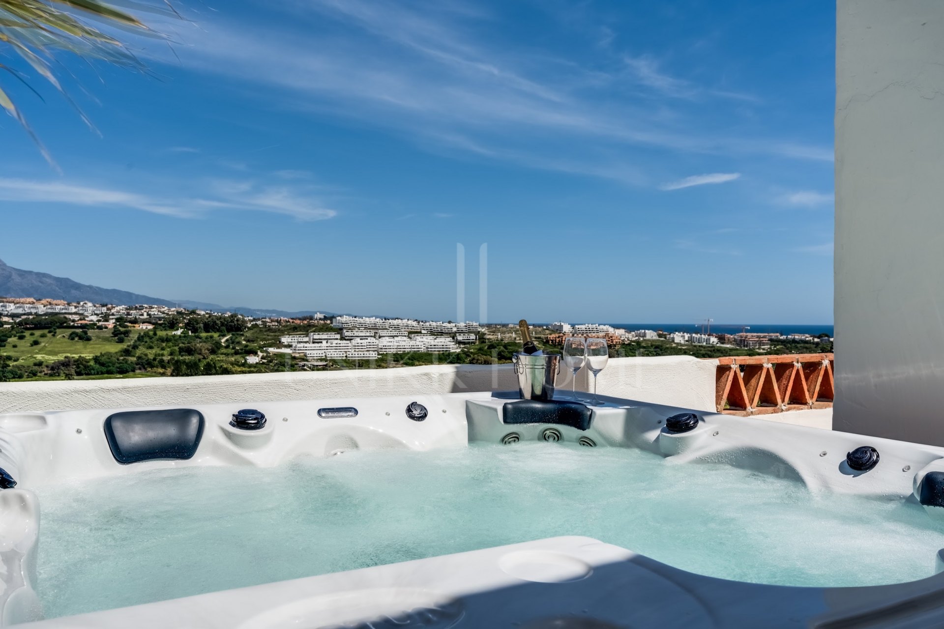 Ático Dúplex de Lujo con Vistas Panorámicas al Mar en Sunset Golf, Estepona