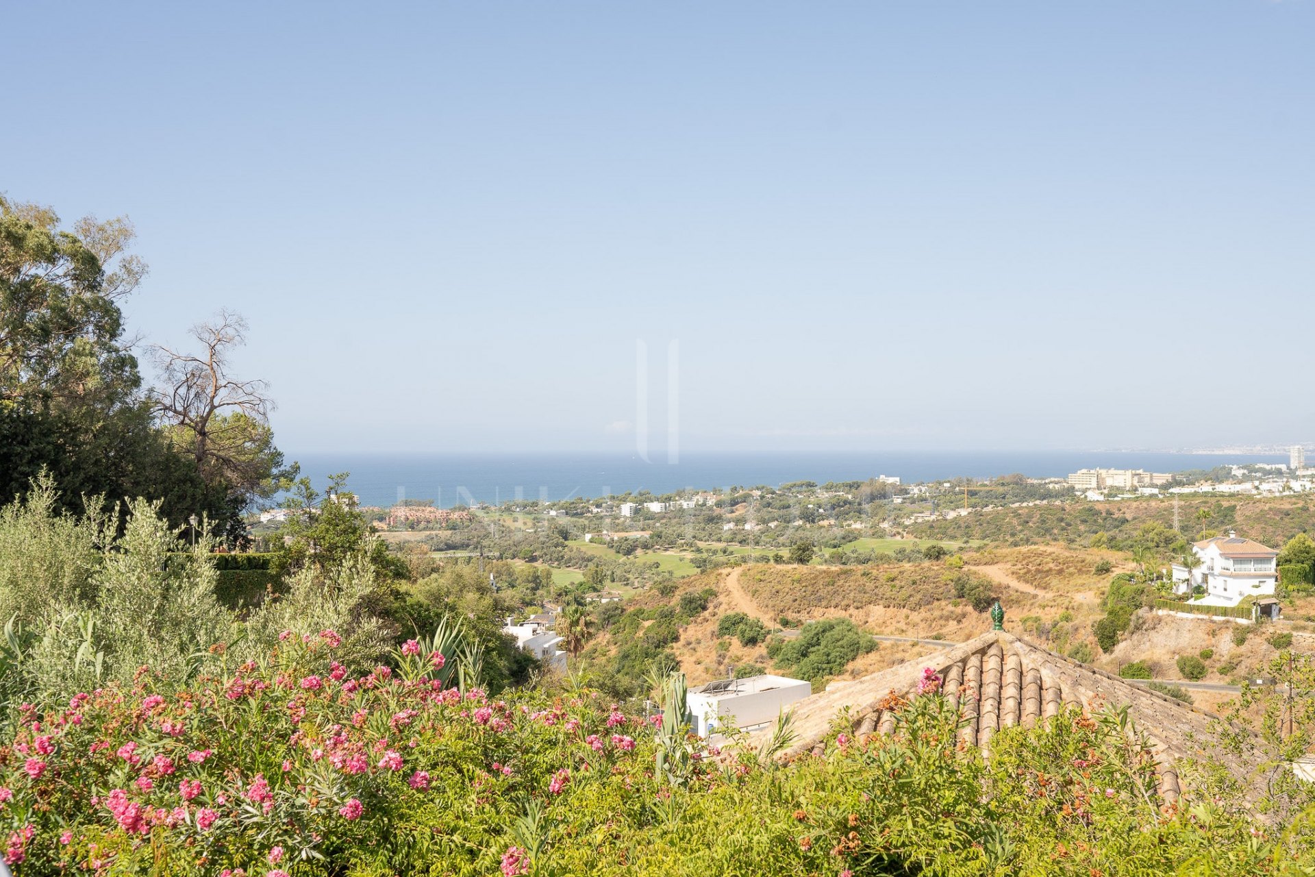 Villa de lujo con vistas panorámicas al mar y a La Concha en El Rosario, Marbella