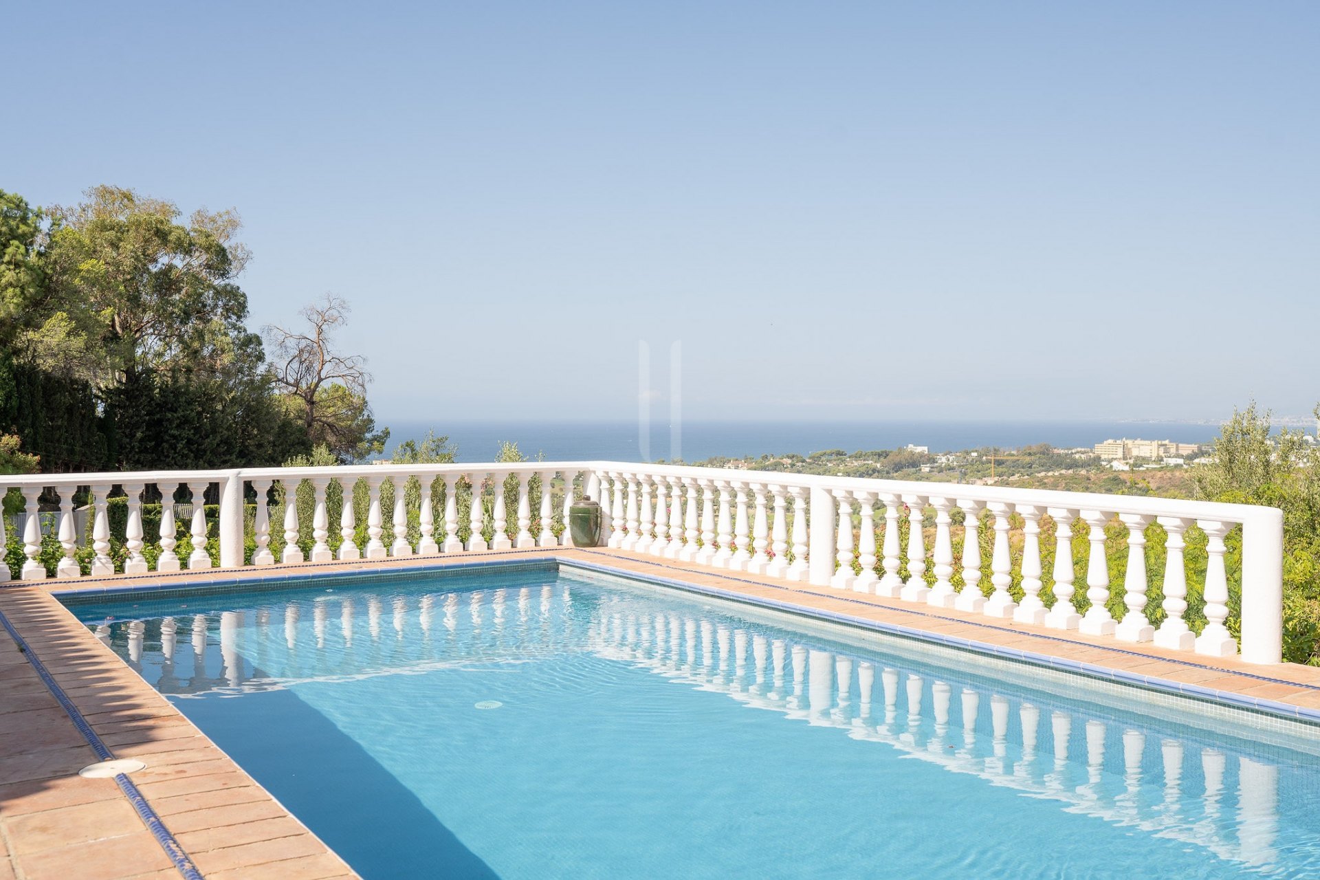 Villa de lujo con vistas panorámicas al mar y a La Concha en El Rosario, Marbella