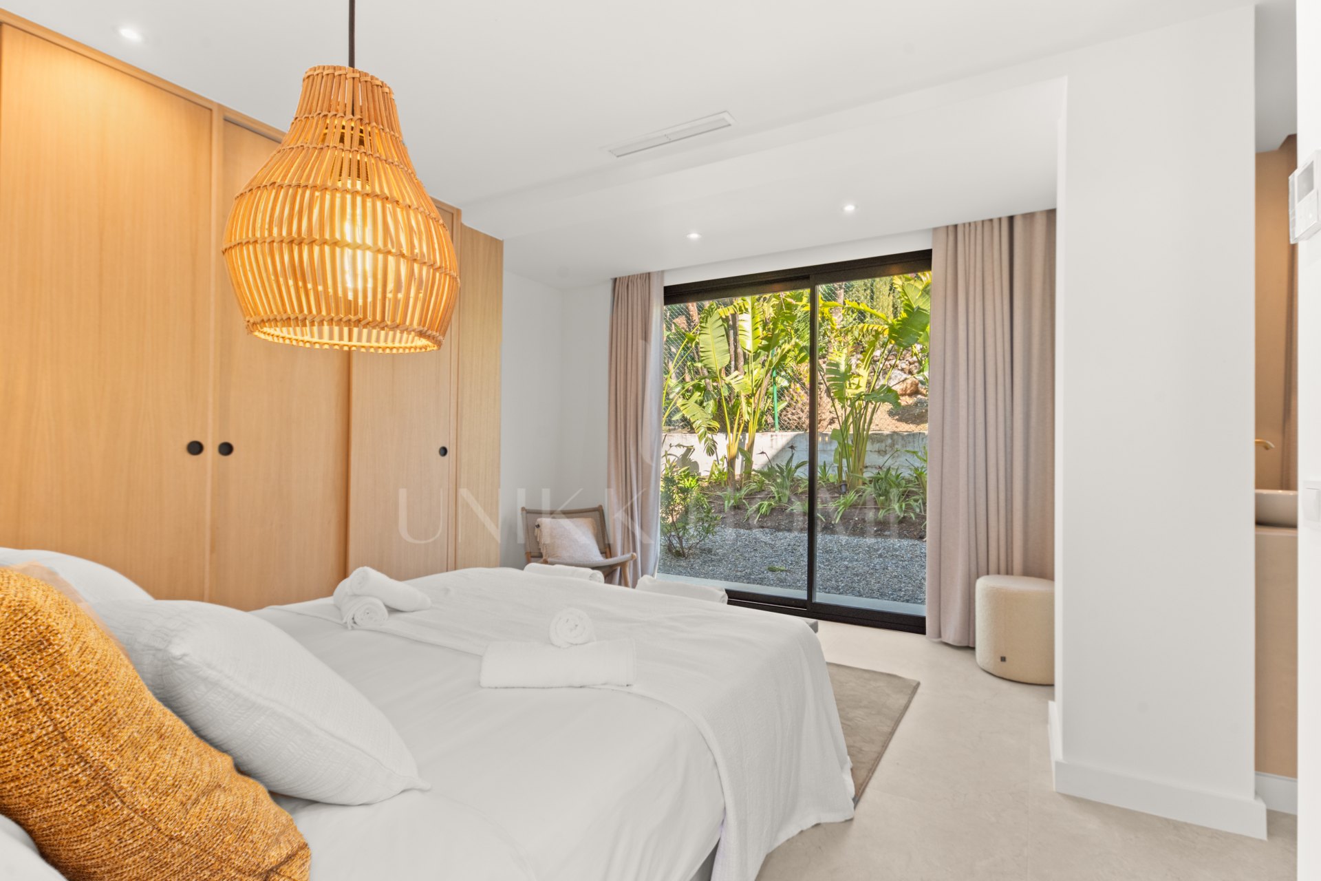 Elegant Renovated Villa with Panoramic Sea Views in El Paraíso Alto, Benahavís