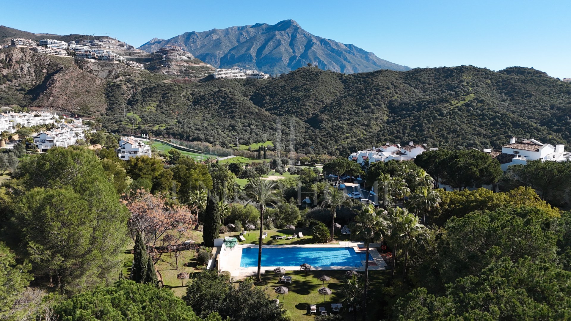 Impresionante ático dúplex con vistas panorámicas al mar y piscina privada tipo plunge en La Quinta