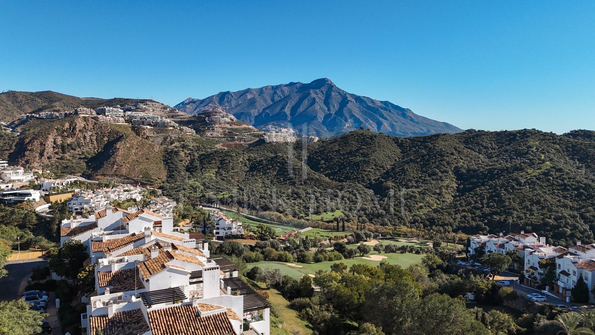 Impresionante ático dúplex con vistas panorámicas al mar y piscina privada tipo plunge en La Quinta