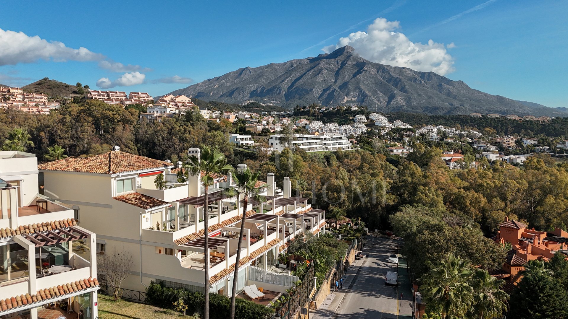 Renovated 3 Bedroom Apartment with sea & mountain views in Nueva Andalucía