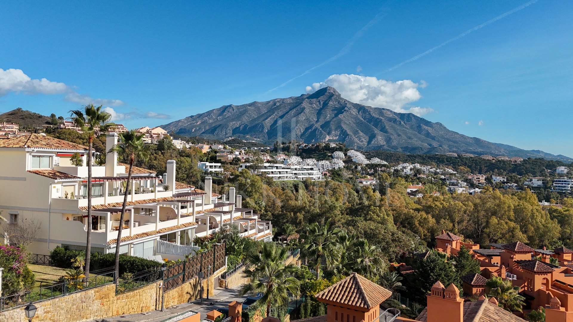 Renovated 3 Bedroom Apartment with sea & mountain views in Nueva Andalucía