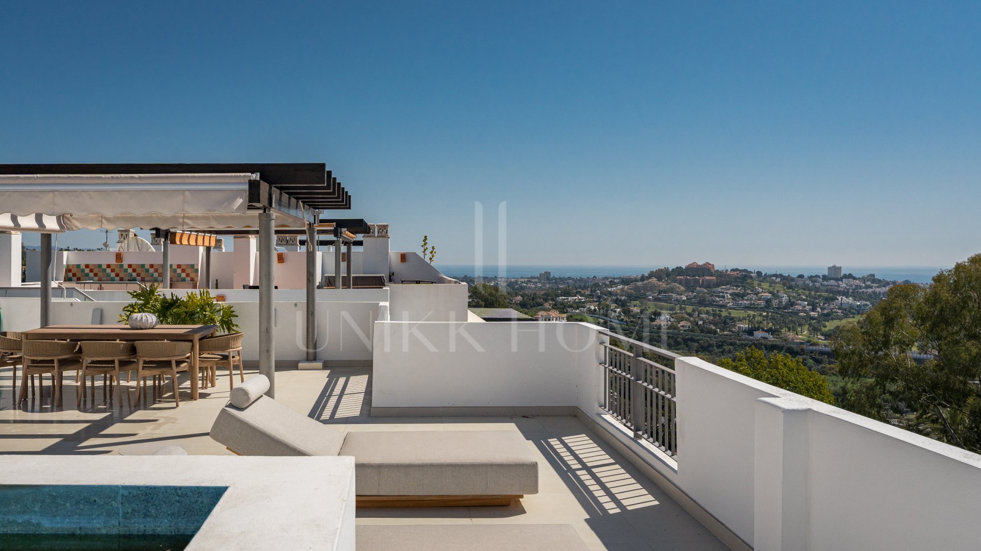 Stunning Duplex Penthouse with Private Pool and Panoramic Views in La Quinta, Benahavís