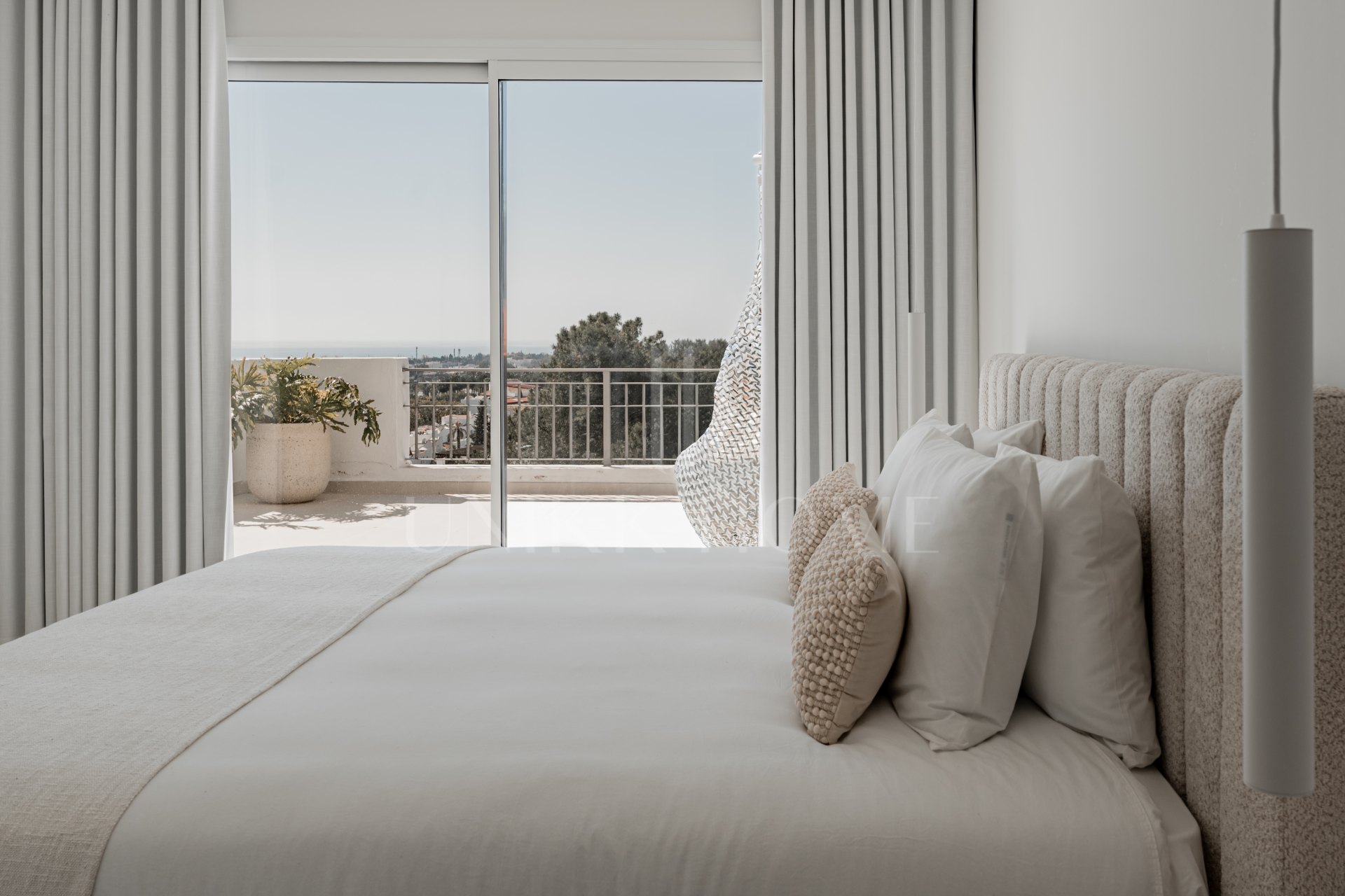 Stunning Duplex Penthouse with Private Pool and Panoramic Views in La Quinta, Benahavís