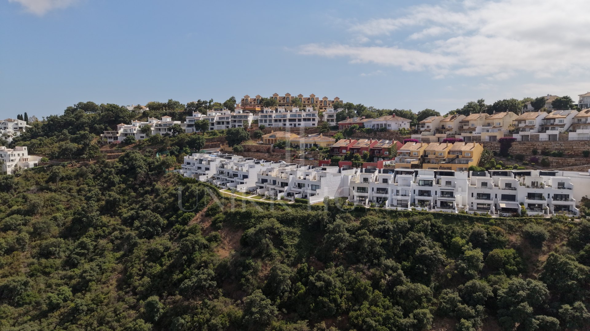 CASA ADOSADA DE ESQUINA TOTALMENTE RENOVADA EN 2020 CON VISTAS PANORÁMICAS AL MAR Y MONTAÑA