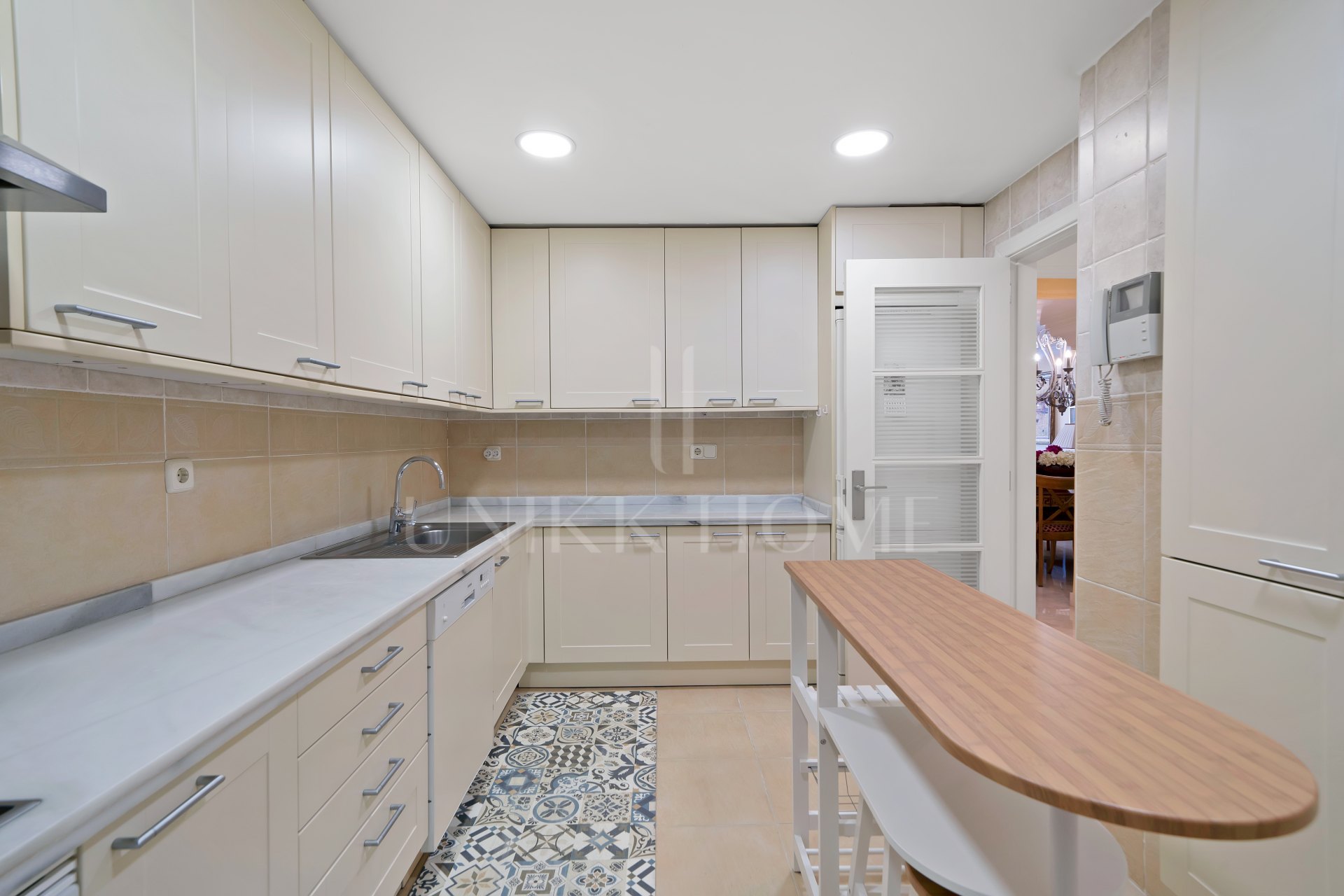 Apartamento en venta en Las Cañas Beach, Marbella Milla de Oro