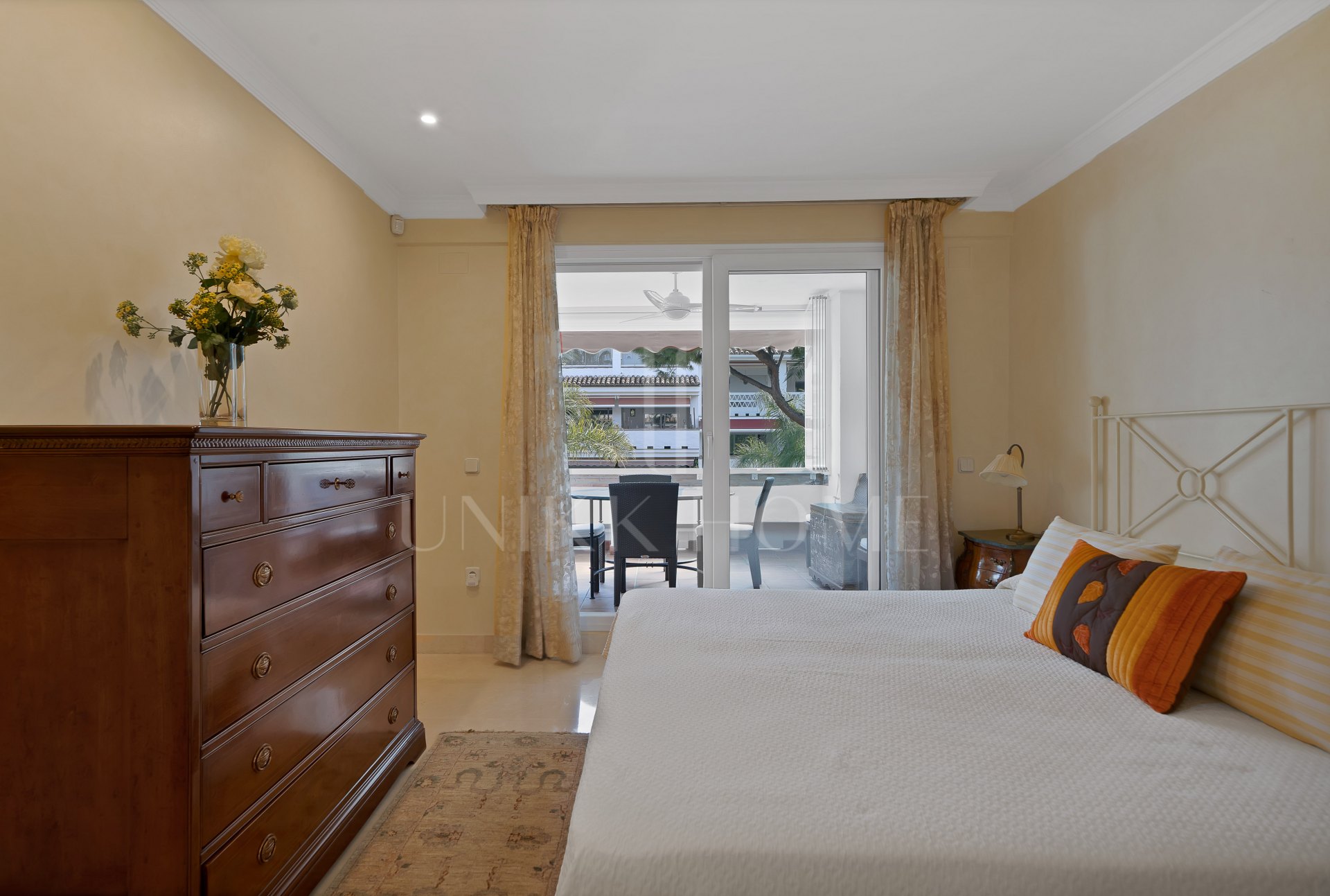 Apartamento en venta en Las Cañas Beach, Marbella Milla de Oro