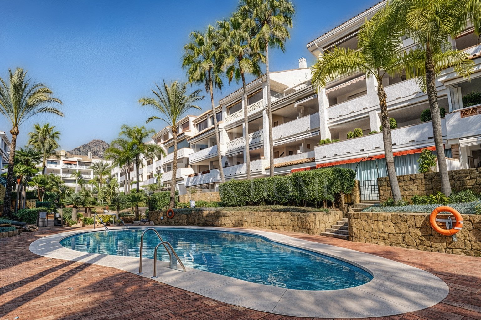 Apartamento en venta en Las Cañas Beach, Marbella Milla de Oro