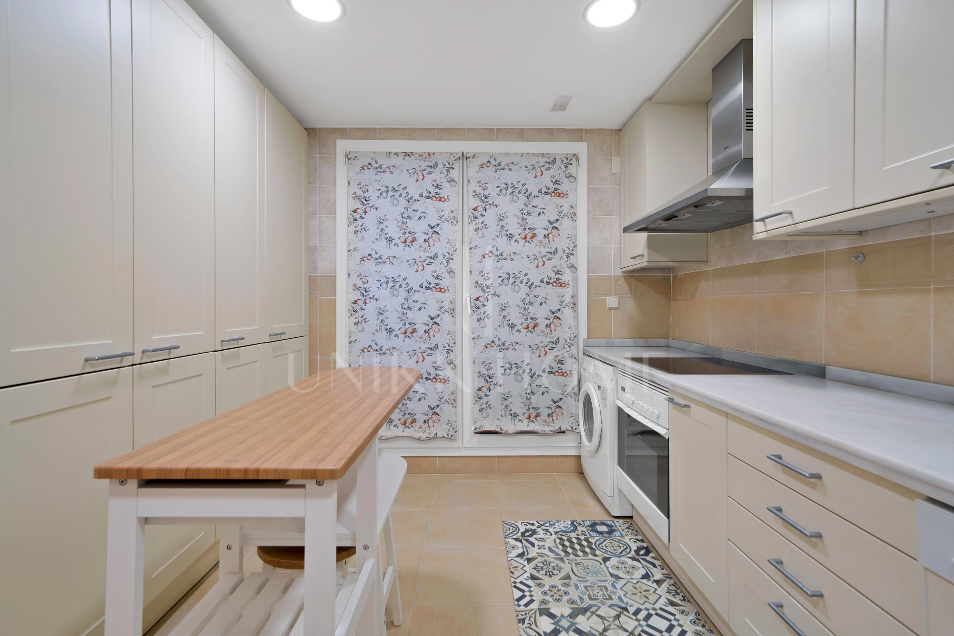 Apartamento en venta en Las Cañas Beach, Marbella Milla de Oro