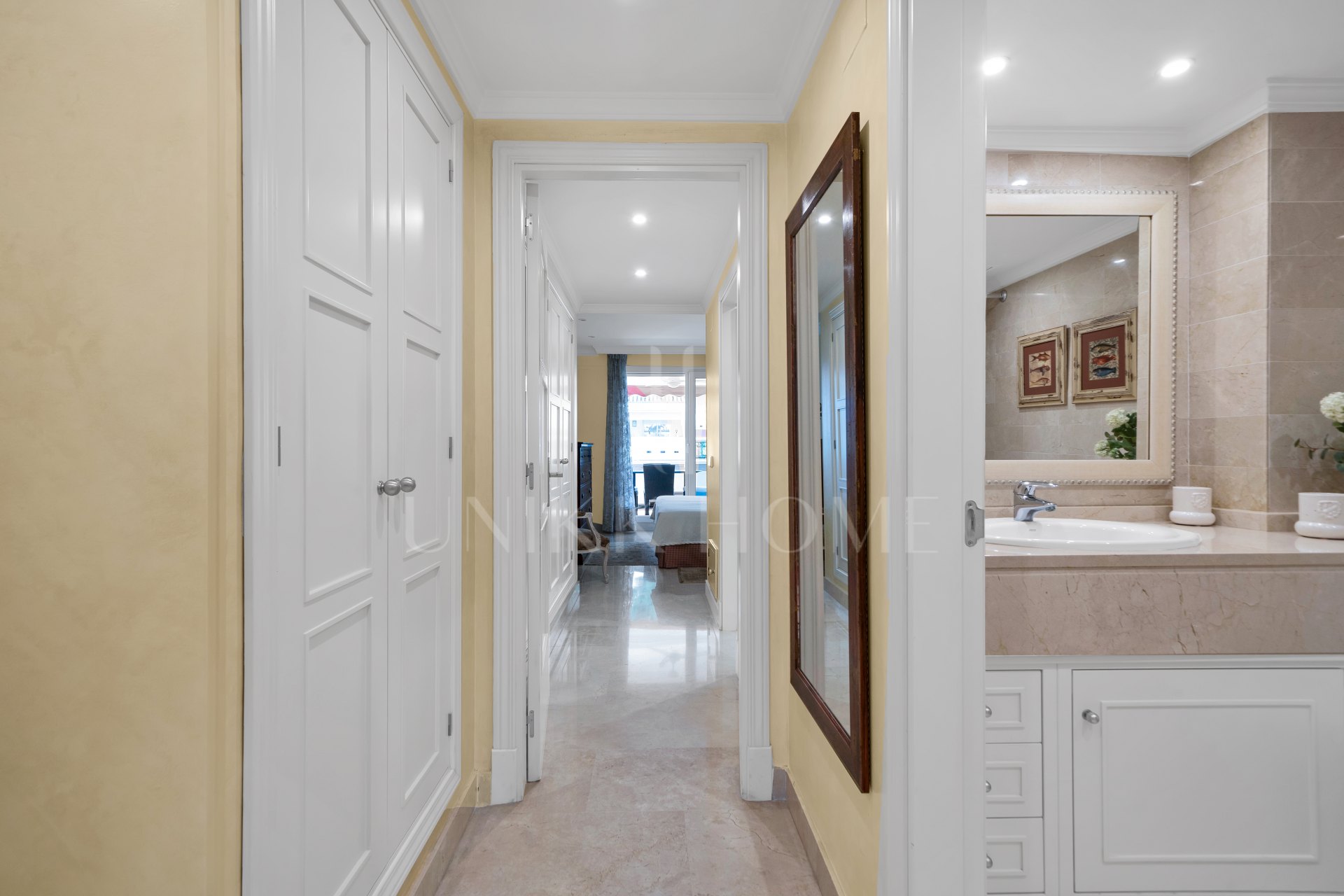 Apartamento en venta en Las Cañas Beach, Marbella Milla de Oro