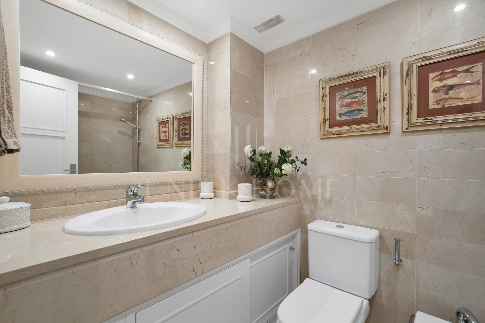 Apartamento en venta en Las Cañas Beach, Marbella Milla de Oro